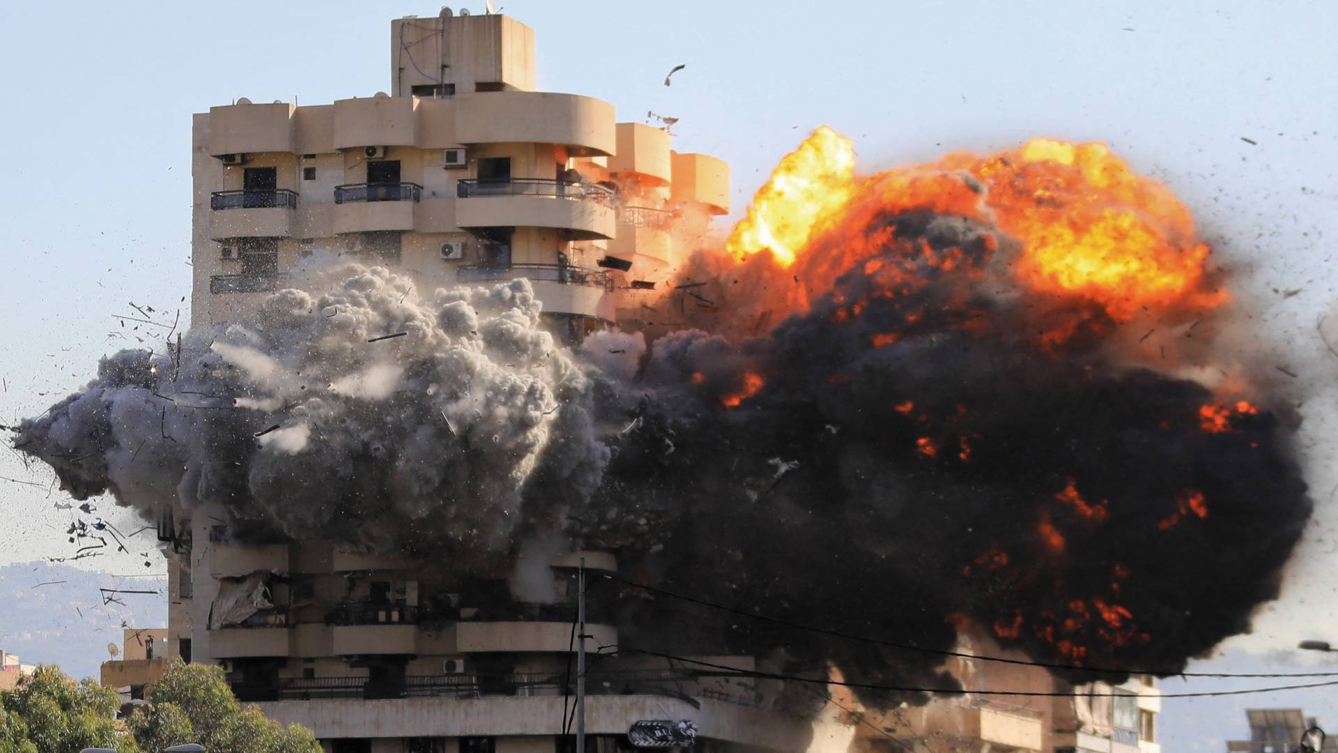 الاحتلال يستهدف مبنى في الشياح بالضاحية الجنوبية لبيروت