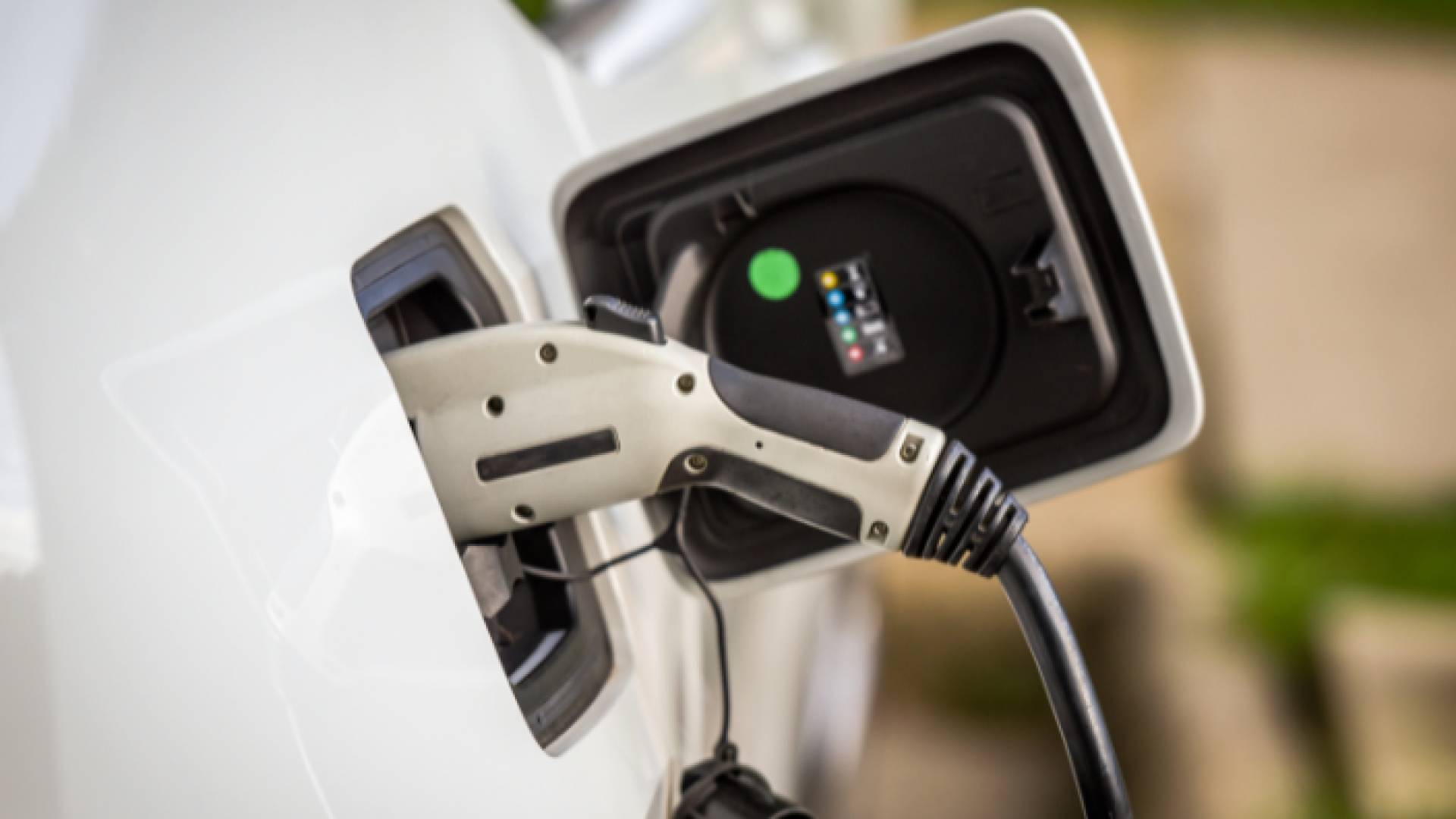 قرار حكومي مهم حول الضريبة الخاصة على السيارات الكهربائية في الأردن