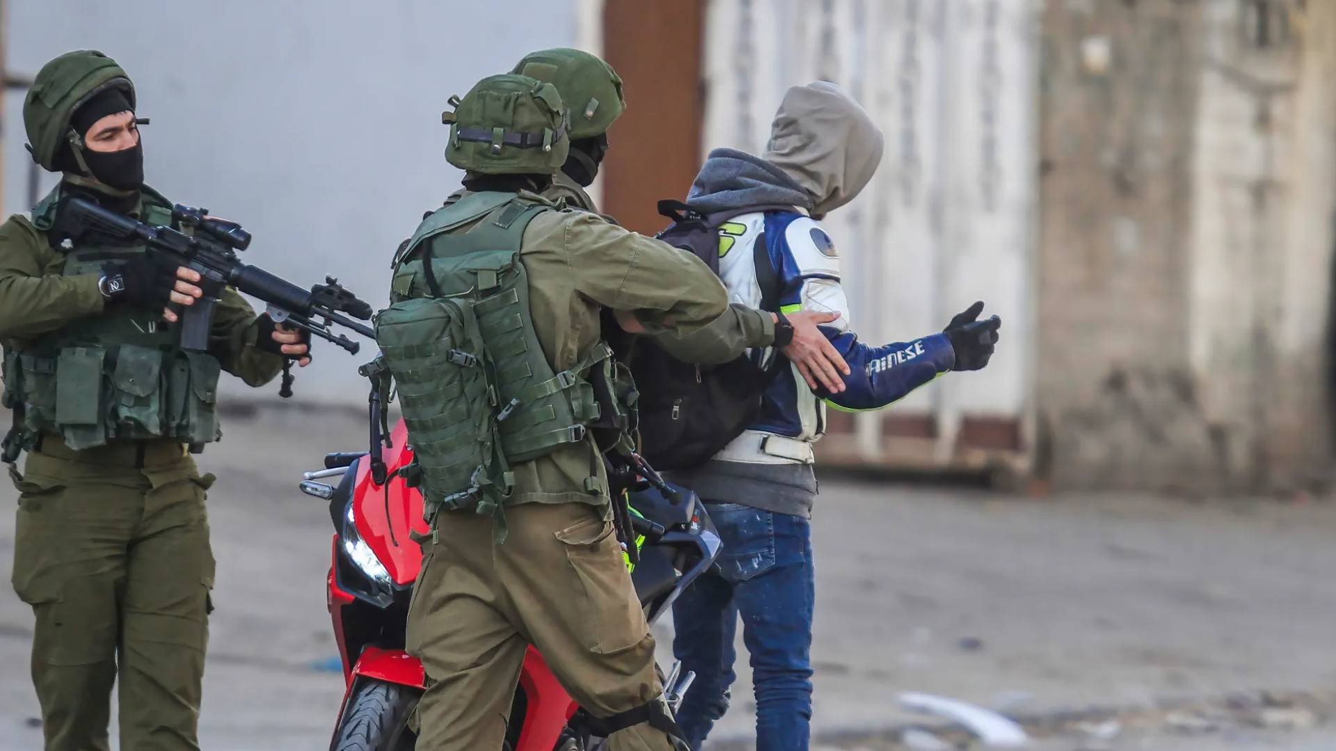 اعتقال فلسطيني في الضفة الغربية