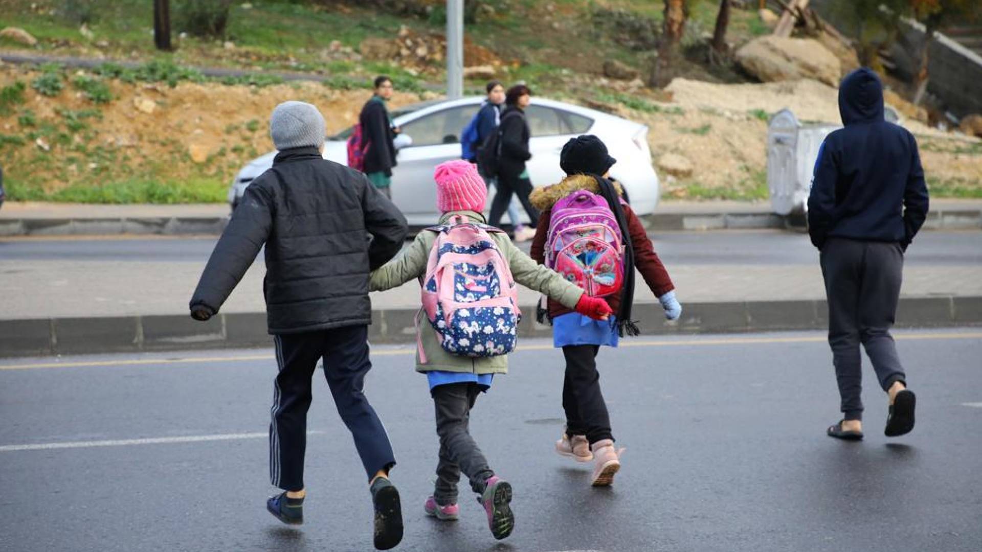 صورة تظهر طلبة مدارس