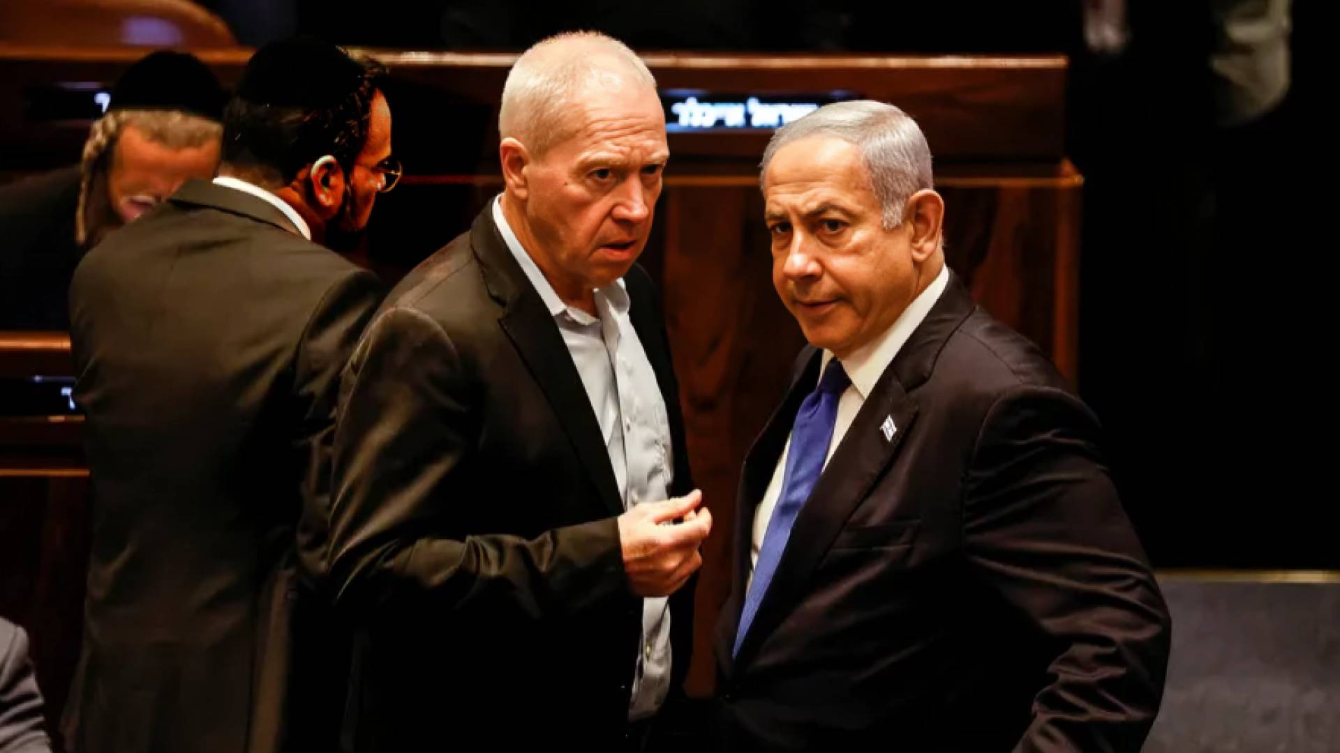 رئيس حكومة الاحتلال الإسرائيلي بنيامين نتنياهو ووزير حربه السابق يوآف غالانت