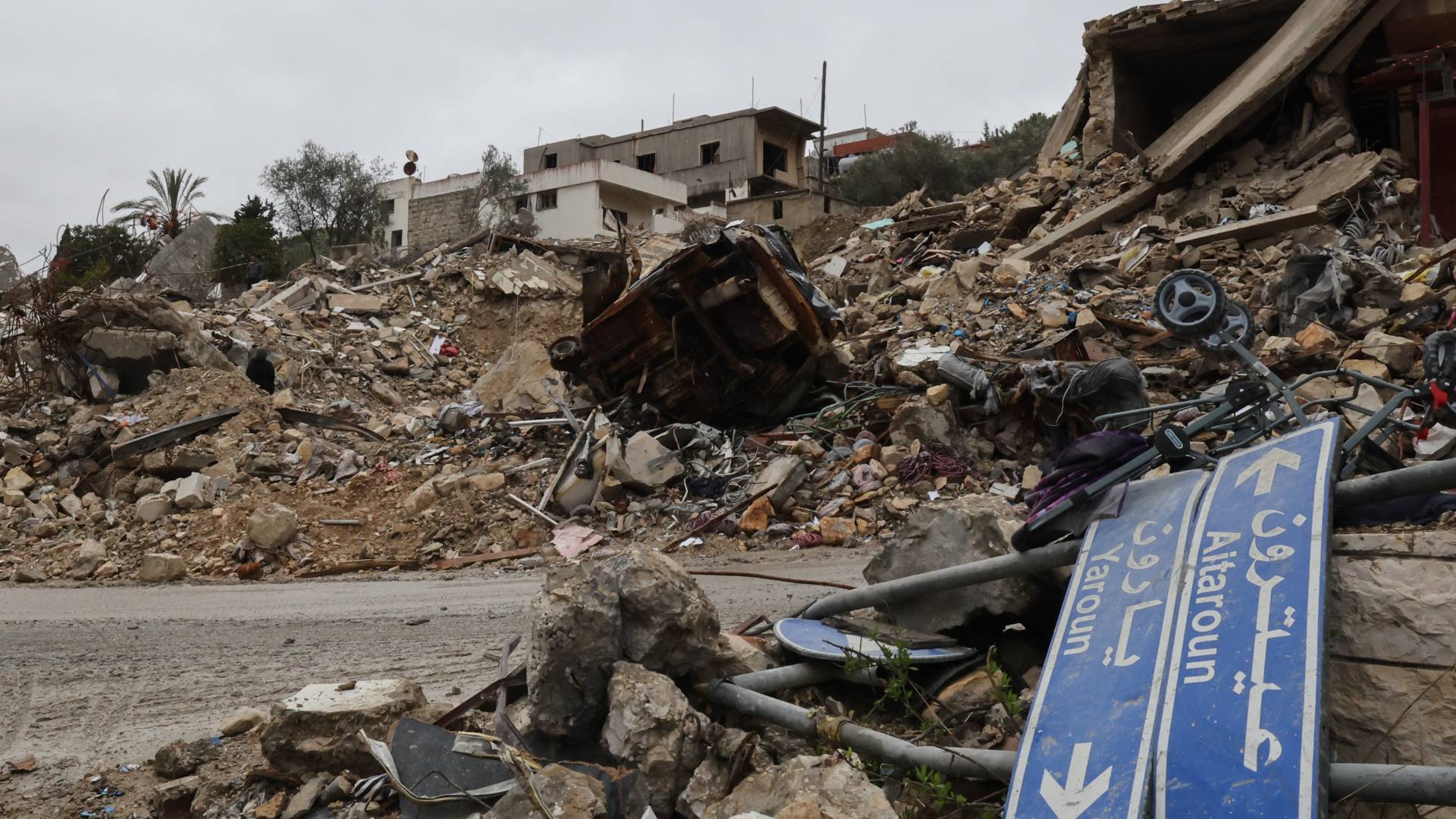 تظهر هذه الصورة الدمار الذي لحق بقرية بنت جبيل بجنوب لبنان بسبب عدوان الاحتلال