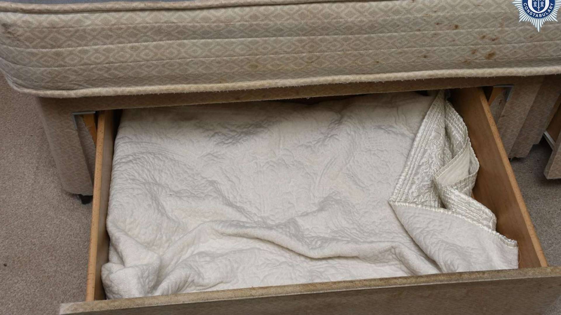 الدرج الذي خبأت به الام الطفلة على مدى سنوات