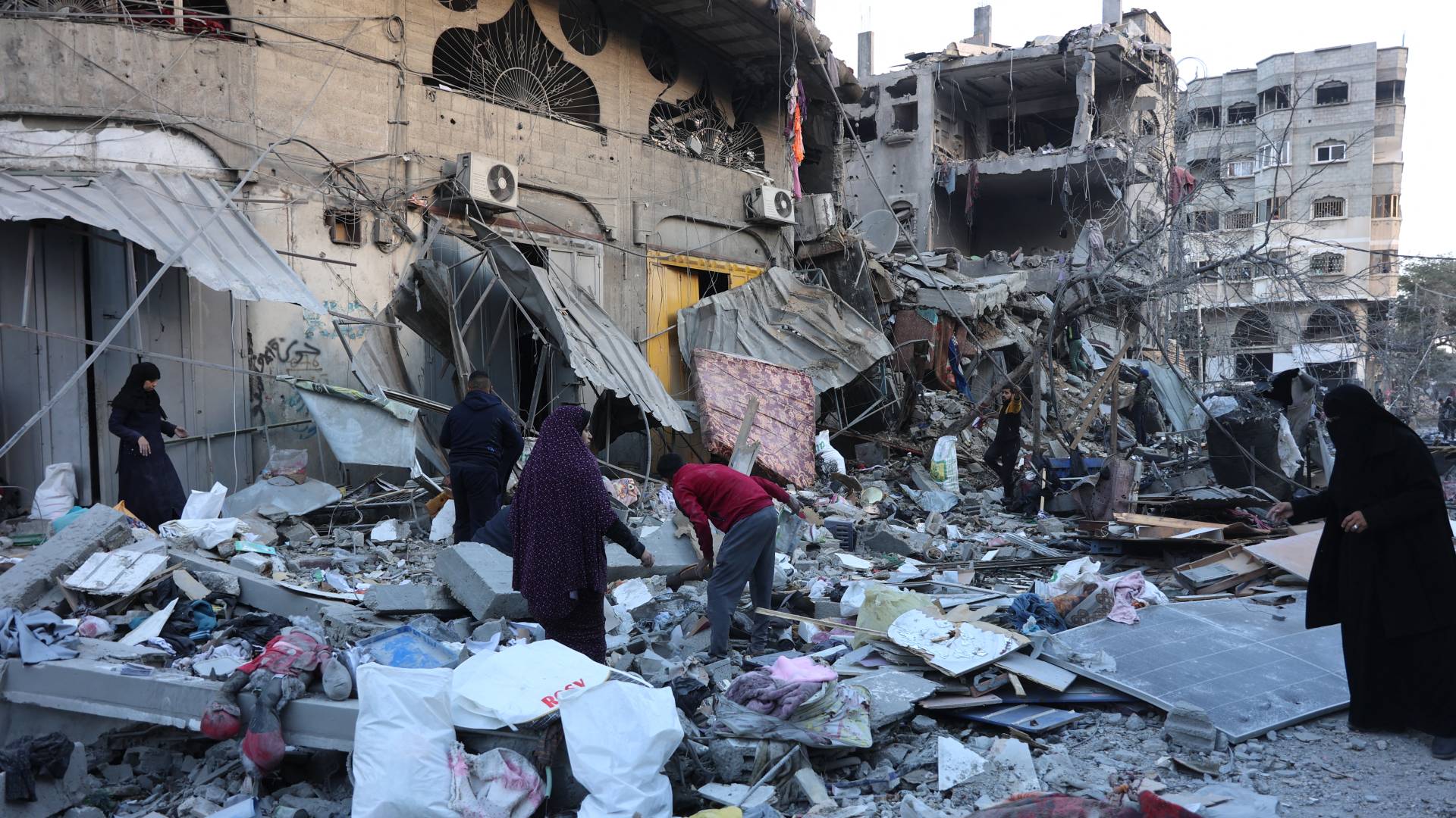 دمار مبان بغارة جوية للاحتلال تستهدف بمخيم النصيرات وسط غزة