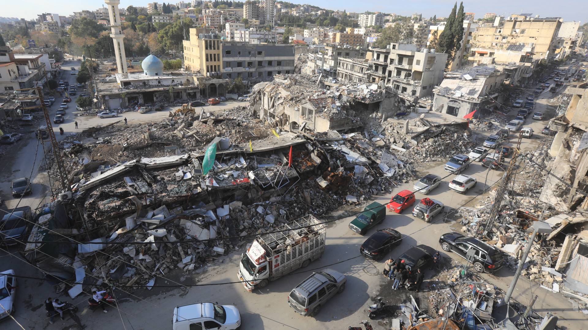 مبان مدمرة بينما يعود اللبنانيون النازحون إلى مدينة النبطية في جنوب لبنان