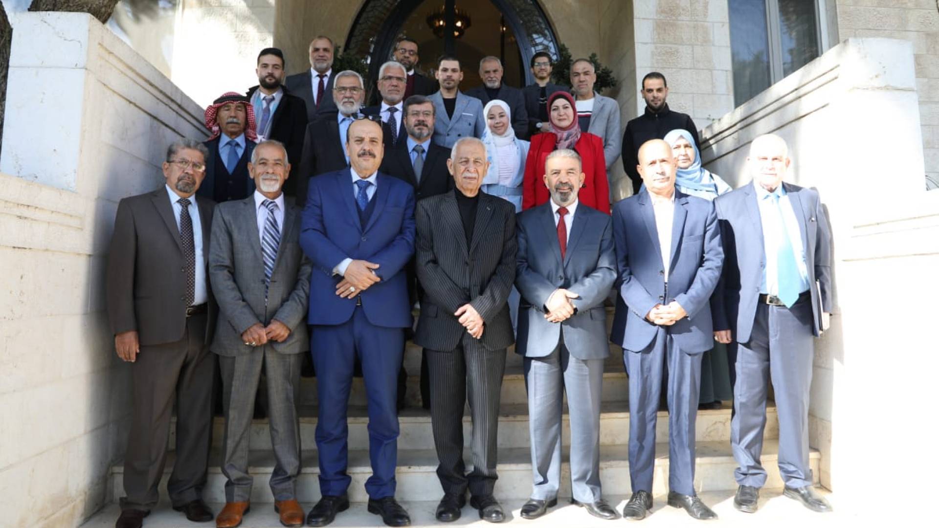 رئيس الديوان الملكي يلتقي وفدا من أهالي صرفند العمار