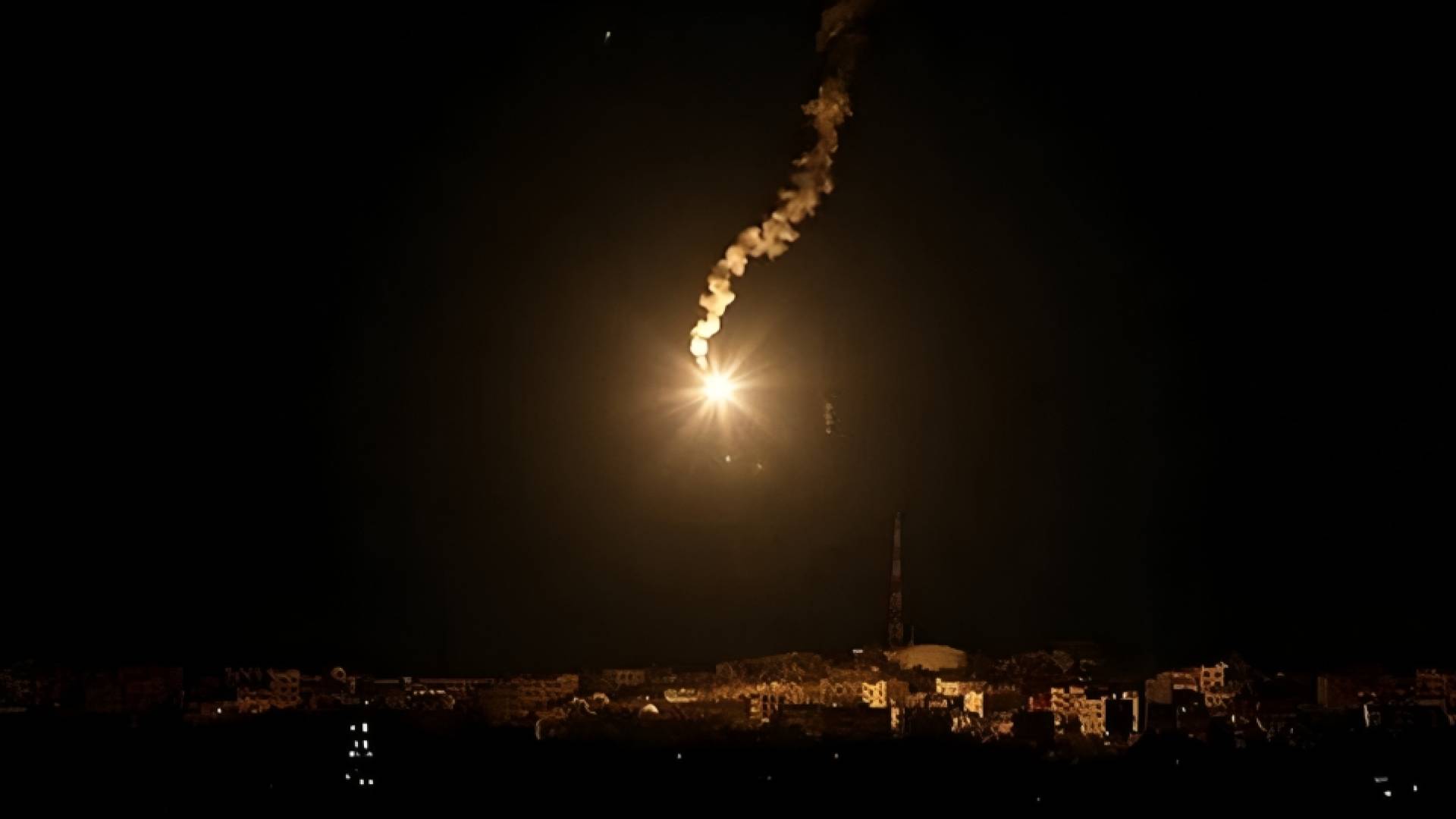 قنابل مضيئة