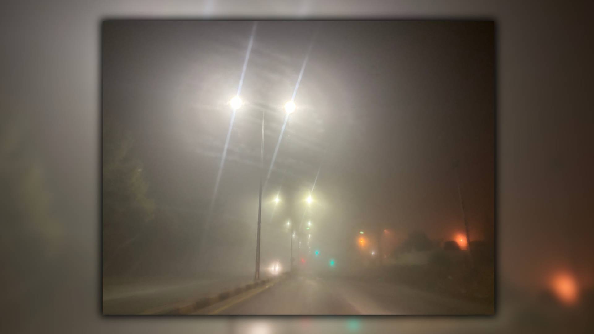 عدسة "رؤيا" توثق تشكل الضباب على طريق المطار