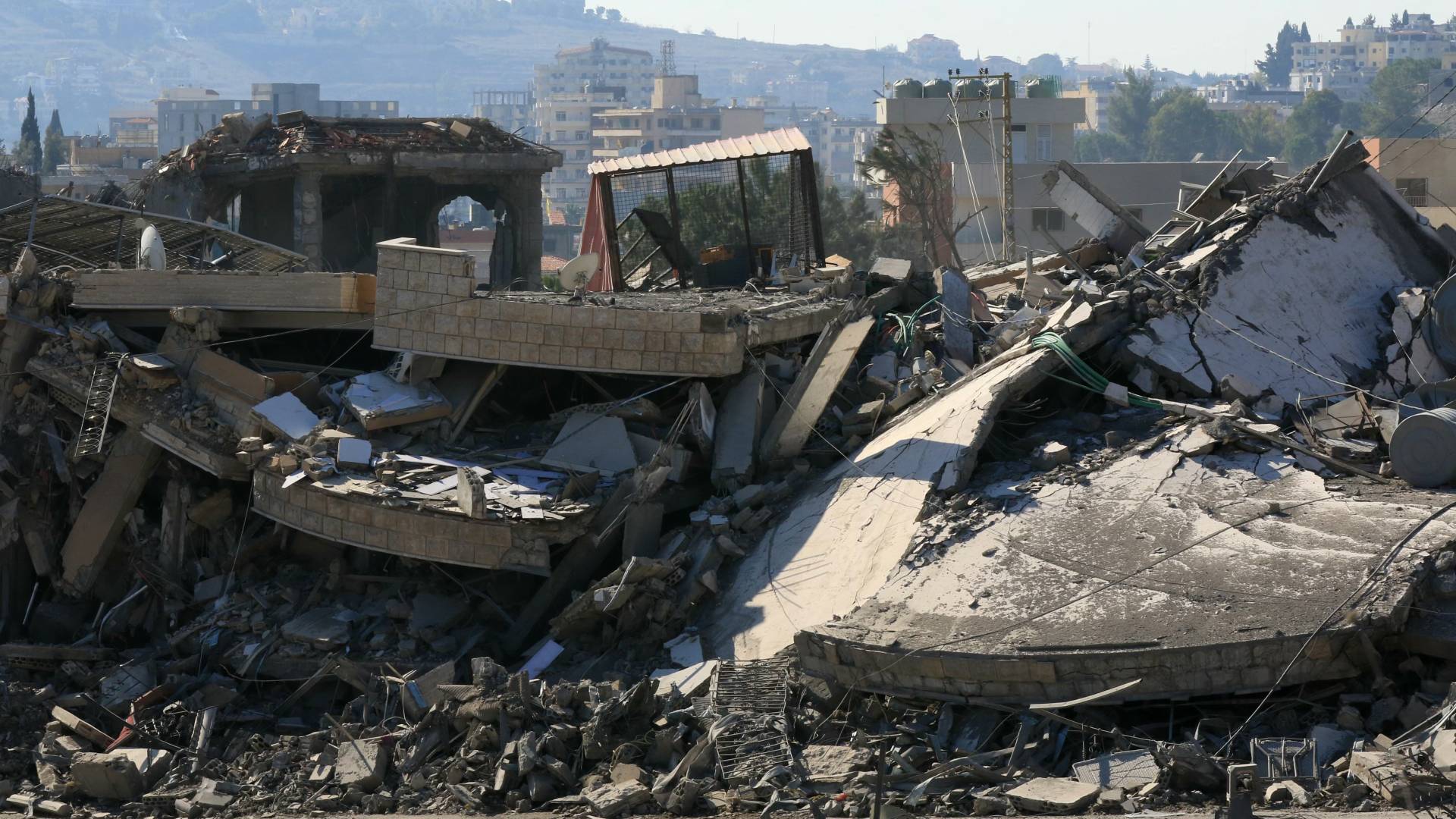 دمار مبنى بعدوان الاحتلال في مدينة النبطية بجنوب لبنان