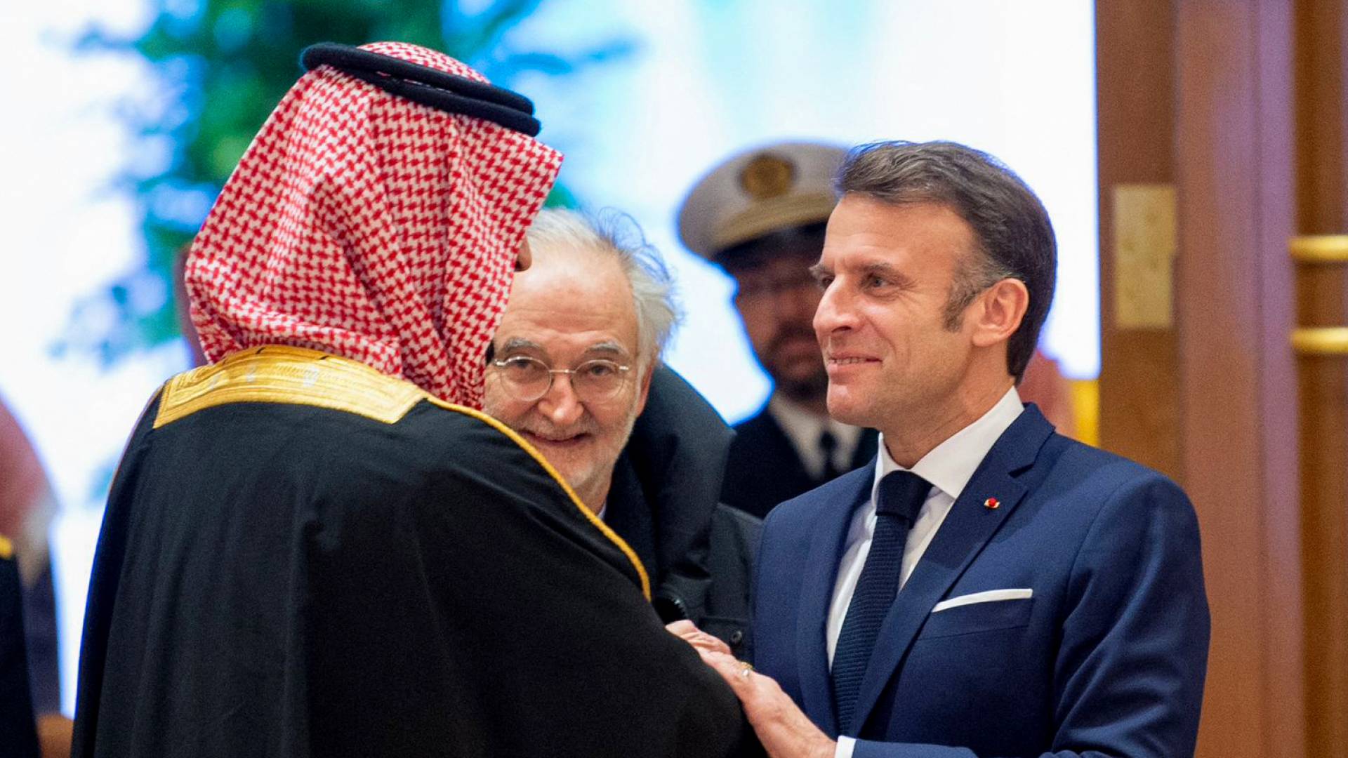 الرئيس الفرنسي إيمانويل ماكرون وولي العهد السعودي الأمير محمد بن سلمان في الرياض