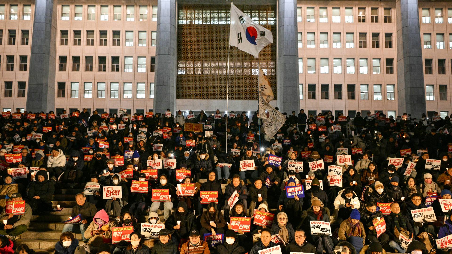 يدعو الناس إلى استقالة رئيس كوريا الجنوبية يون سوك يول