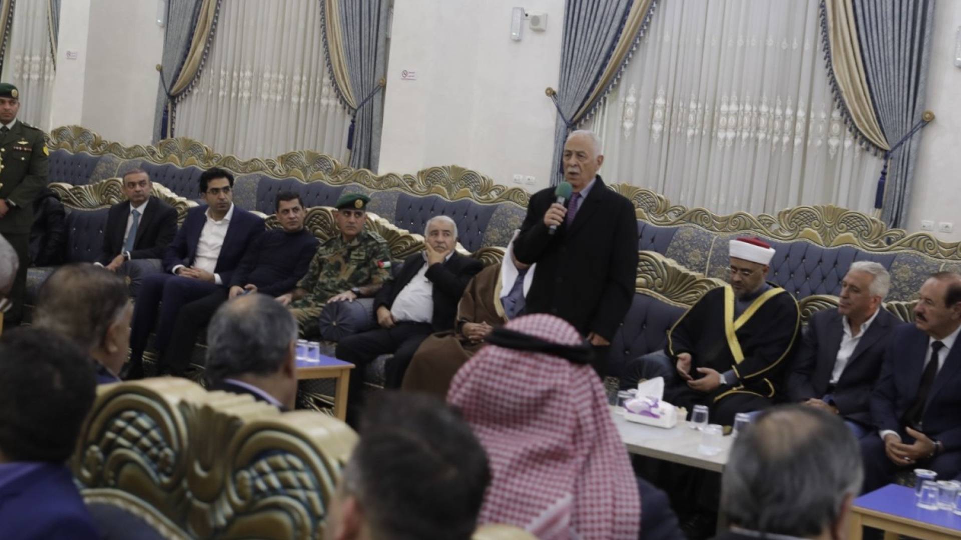 مندوبا عن الملك وولي العهد.. العيسوي يعزي عشيرة المعاني