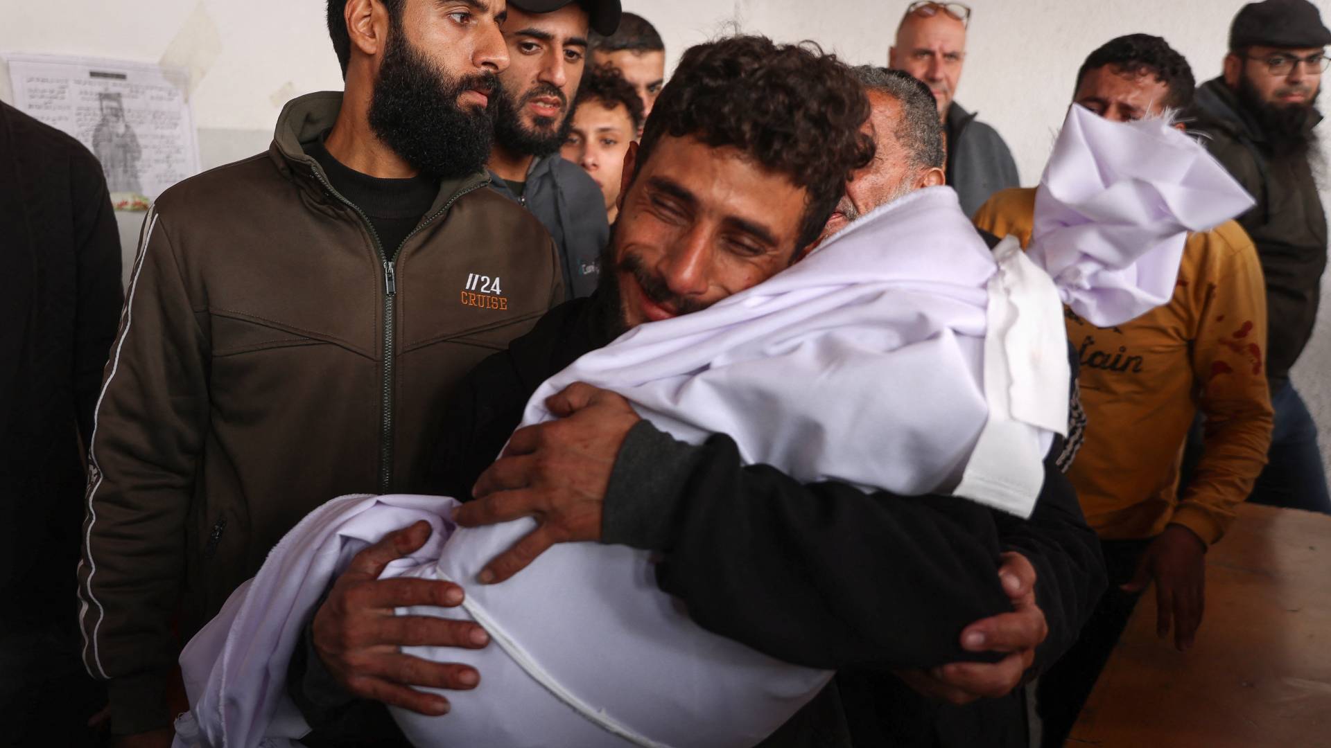 فلسطيني يحمل جثمان ابنه في غزة