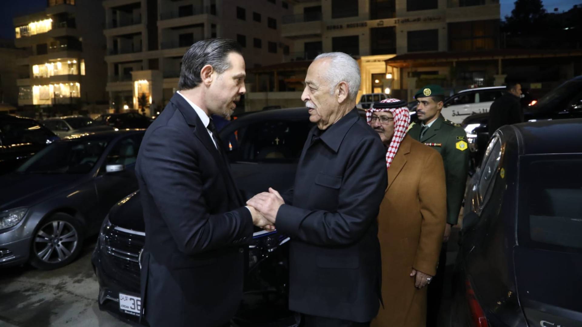 رئيس الديوان الملكي الهاشمي يوسف حسن العيسوي خلال تقديمه واجب العزاء