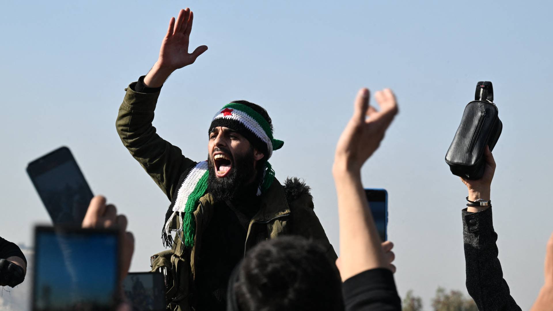 شخص يحتفل بسقوط نظام الأسد في سوريا