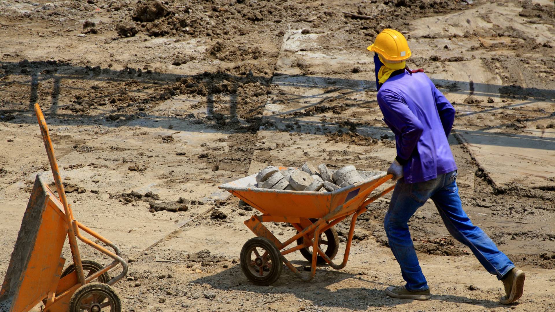 صورة تظهر أحد العاملين بقطاع البناء