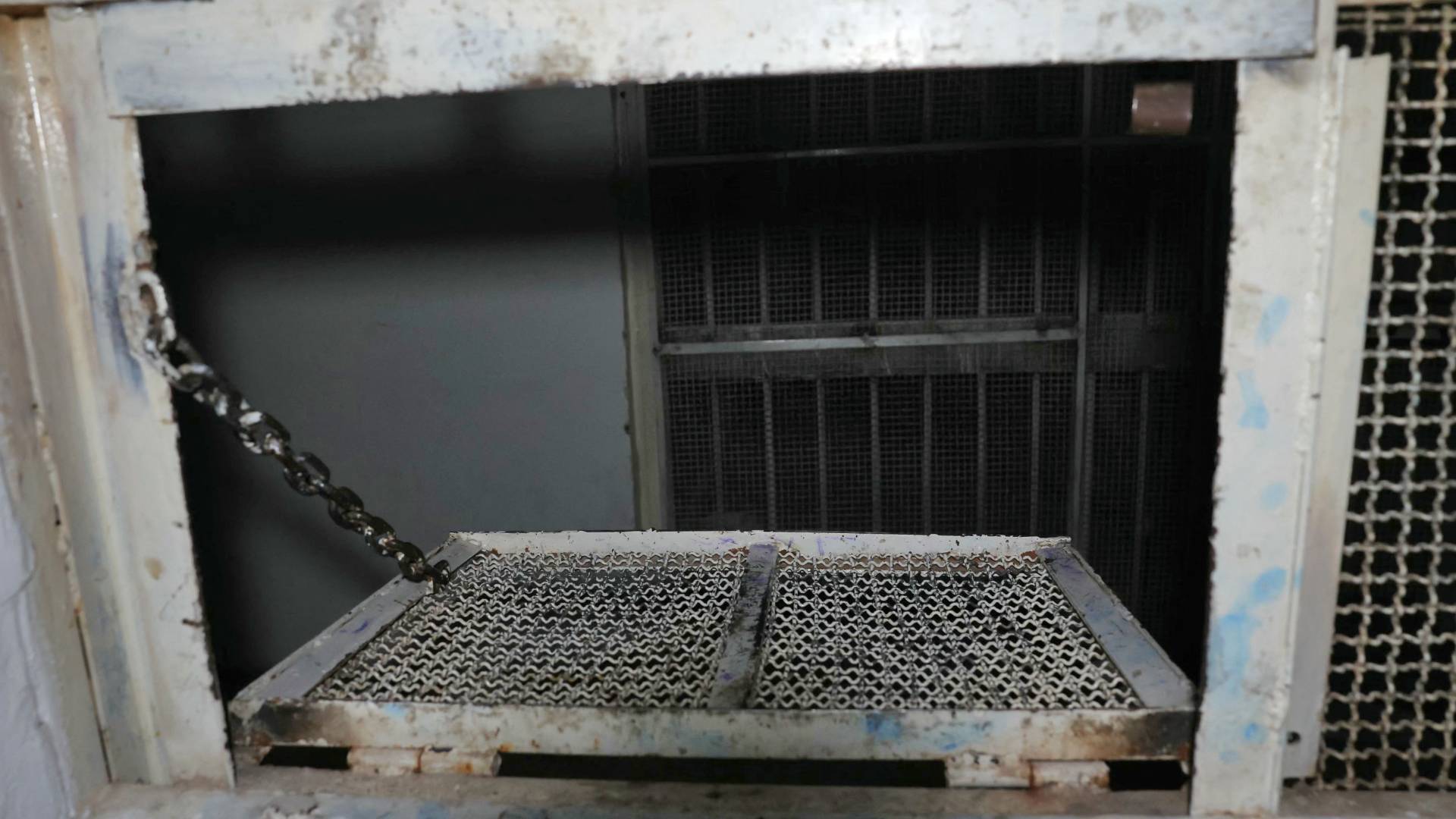 زنزانة داخل أحد السجون بمنطقة كفر سوسة في دمشق