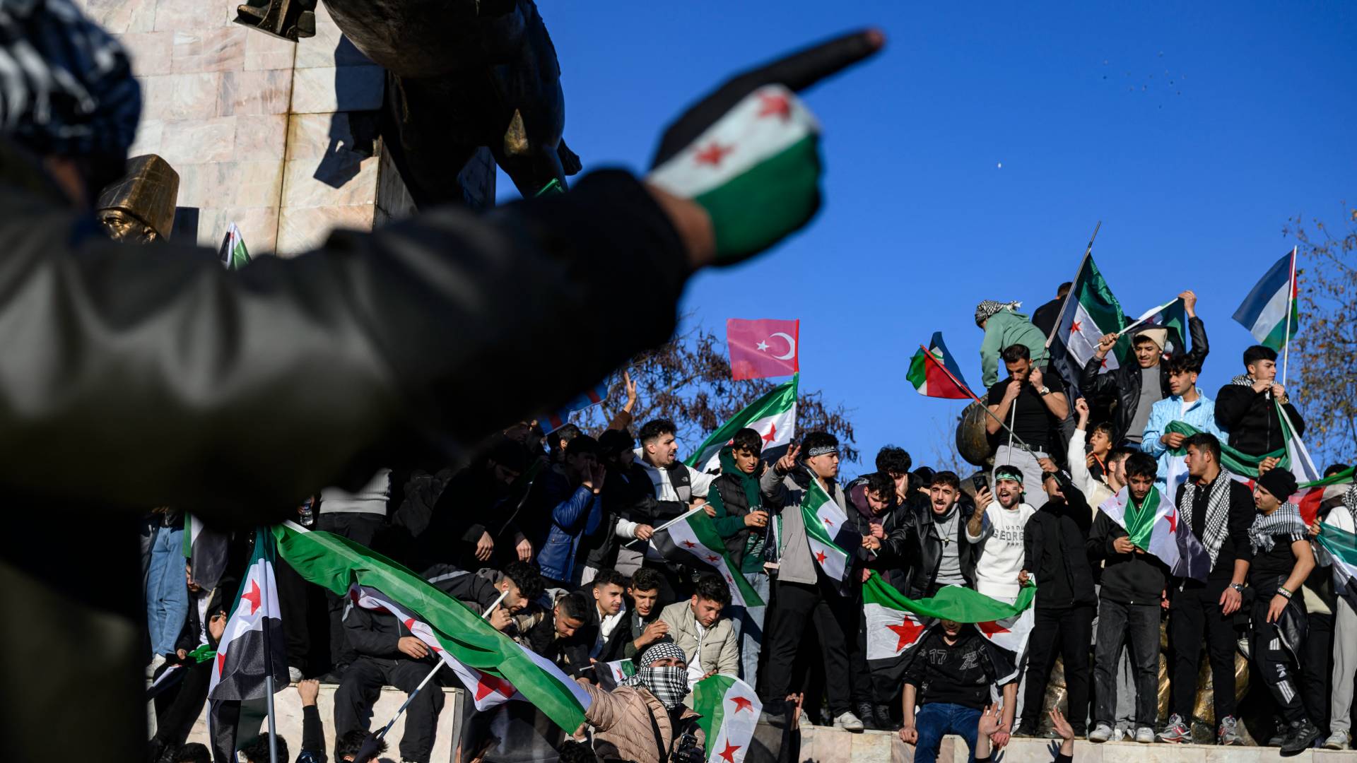 سوريون يحتفلون بسقوط نظام بشار الأسد