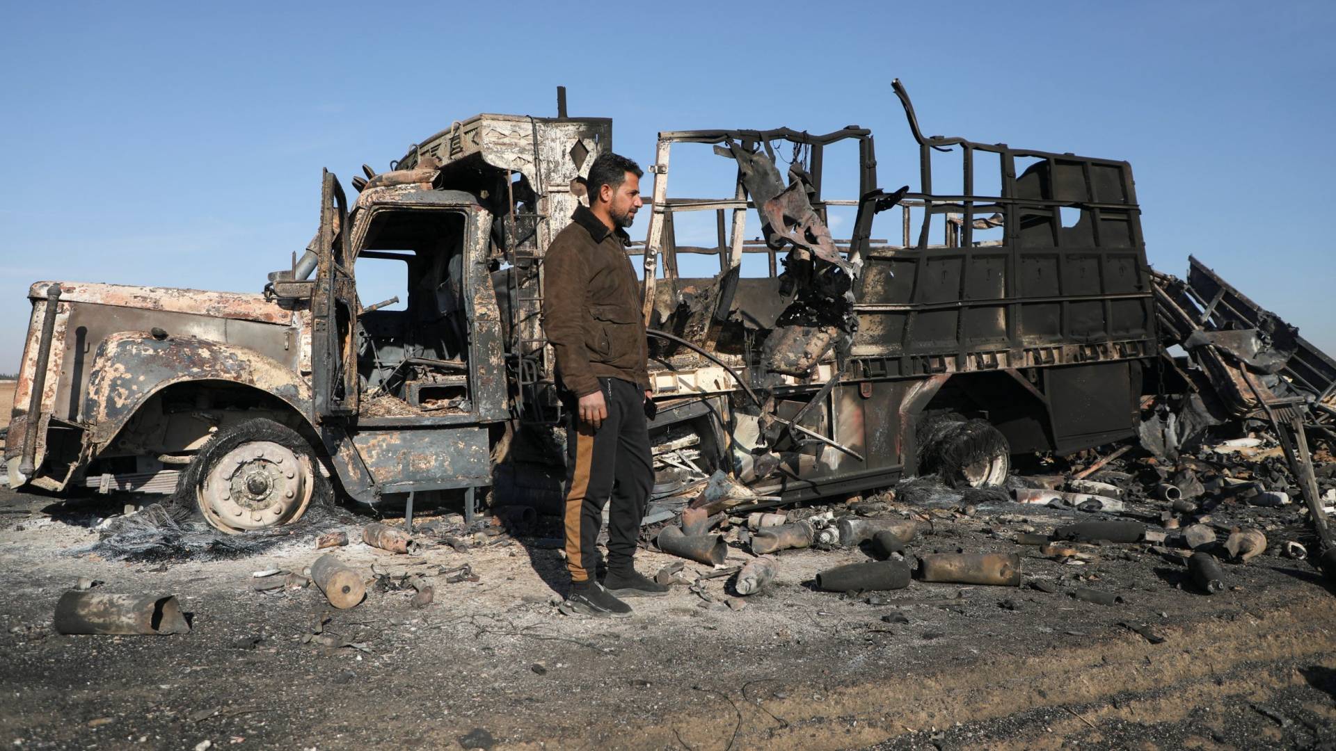 مركبة محترقة من آثار غارة