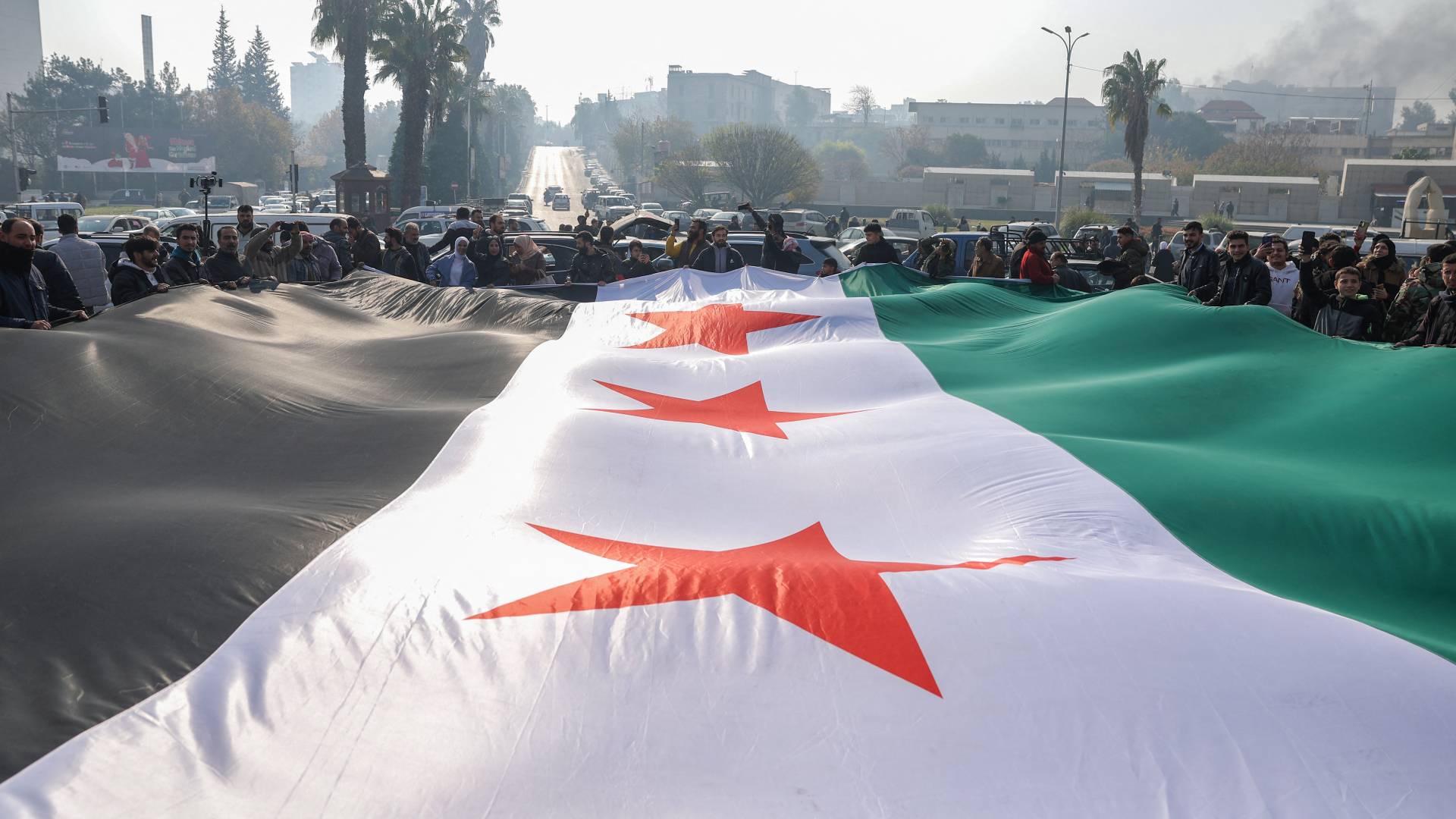 سوريون يحتفلون بسقوط الأسد