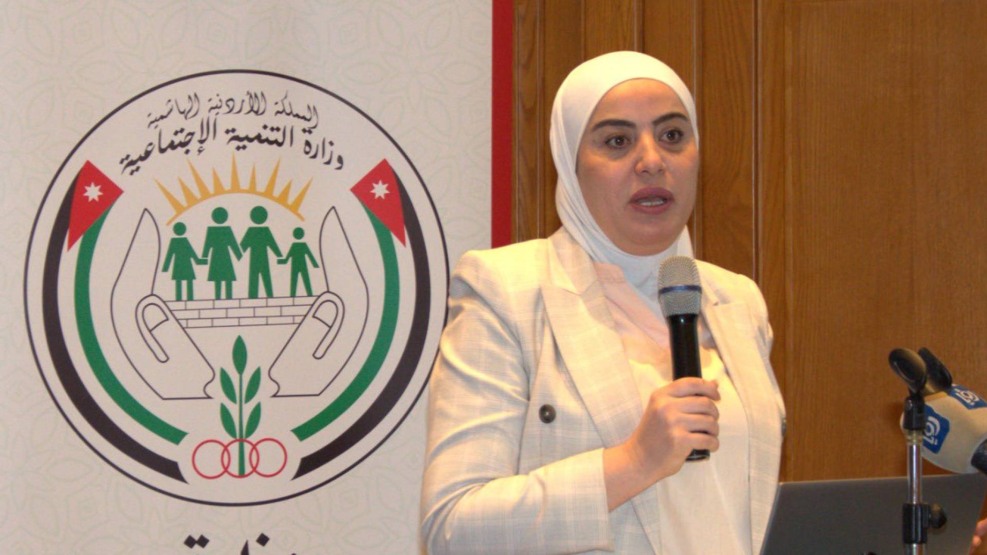 وزيرة التنمية الاجتماعية وفاء بني مصطفى