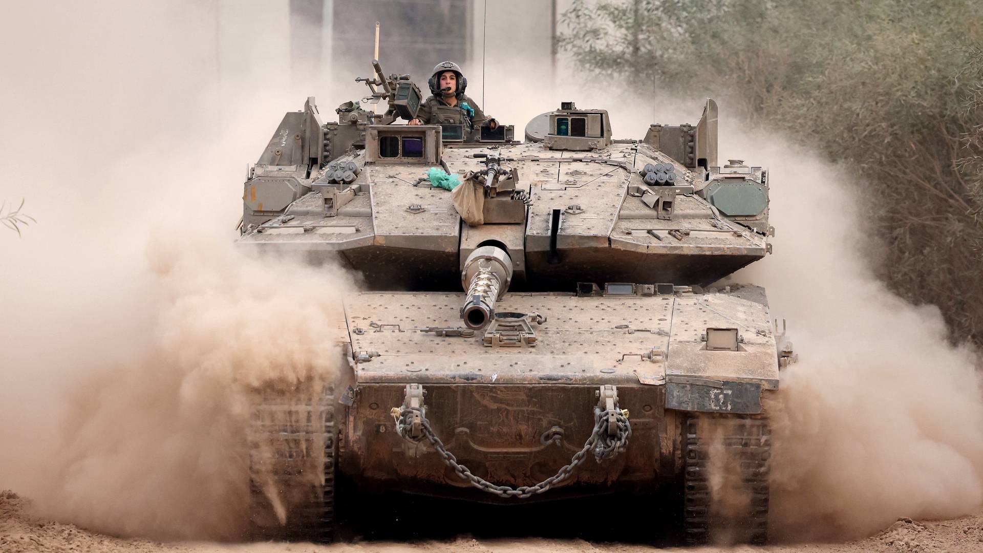 دبابة تابعة لجيش الاحتلال تدخل موقعها بالقرب من الحدود الجنوبية مع قطاع غزة