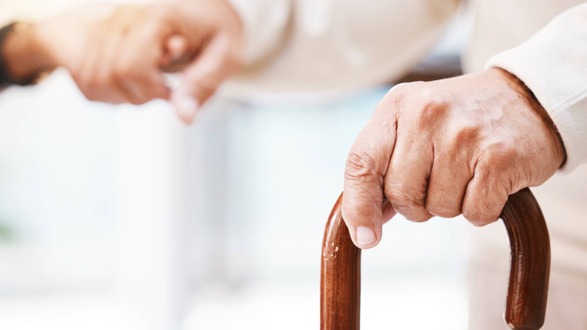 صورة تعبر عن مسن في دار رعاية