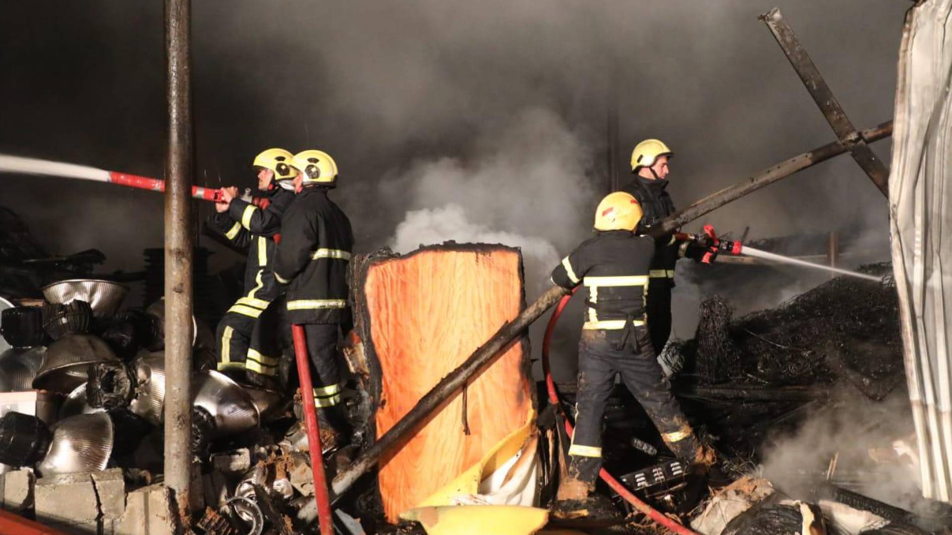 كوادر الإطفاء تخمد الحريق