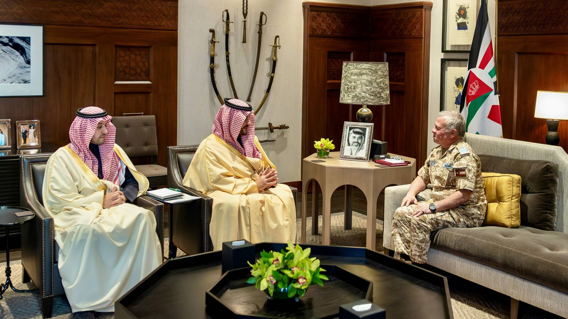 الملك يستقبل وزير الدفاع السعودي