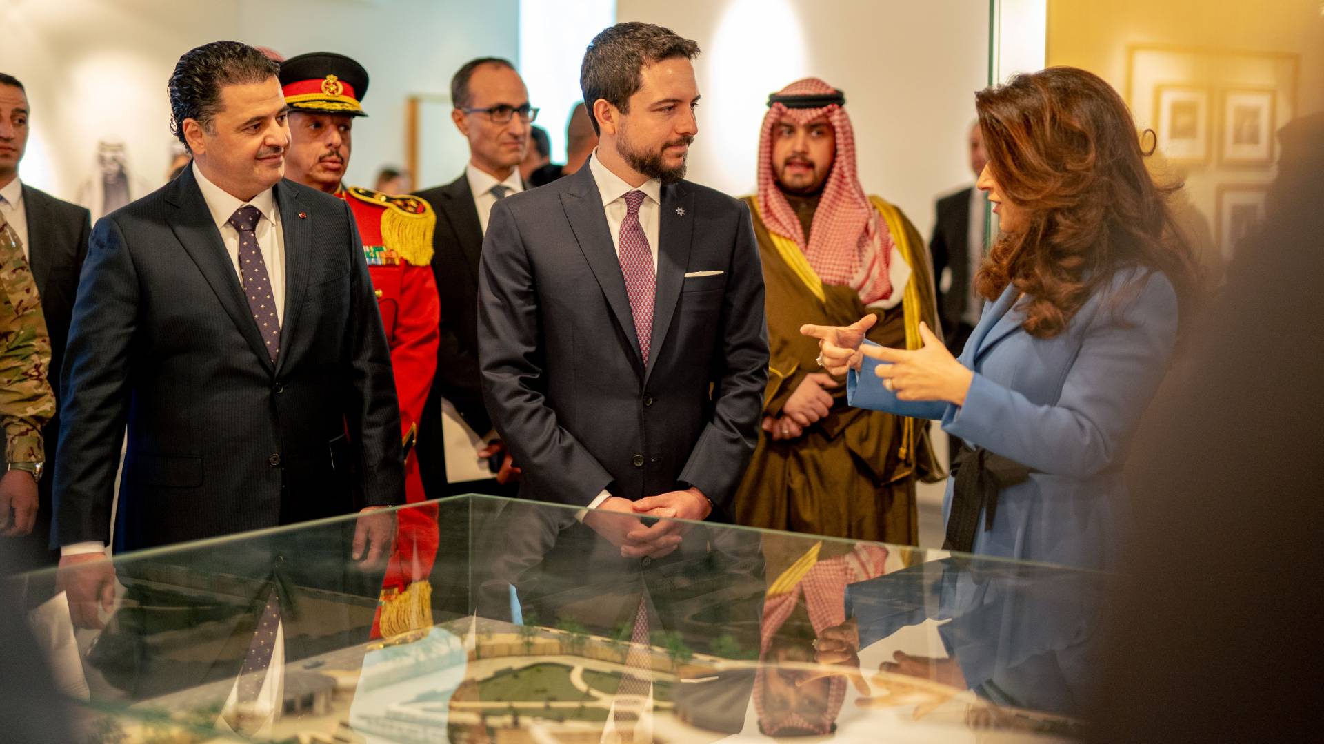 ولي العهد يزور متحف قصر السلام في الكويت