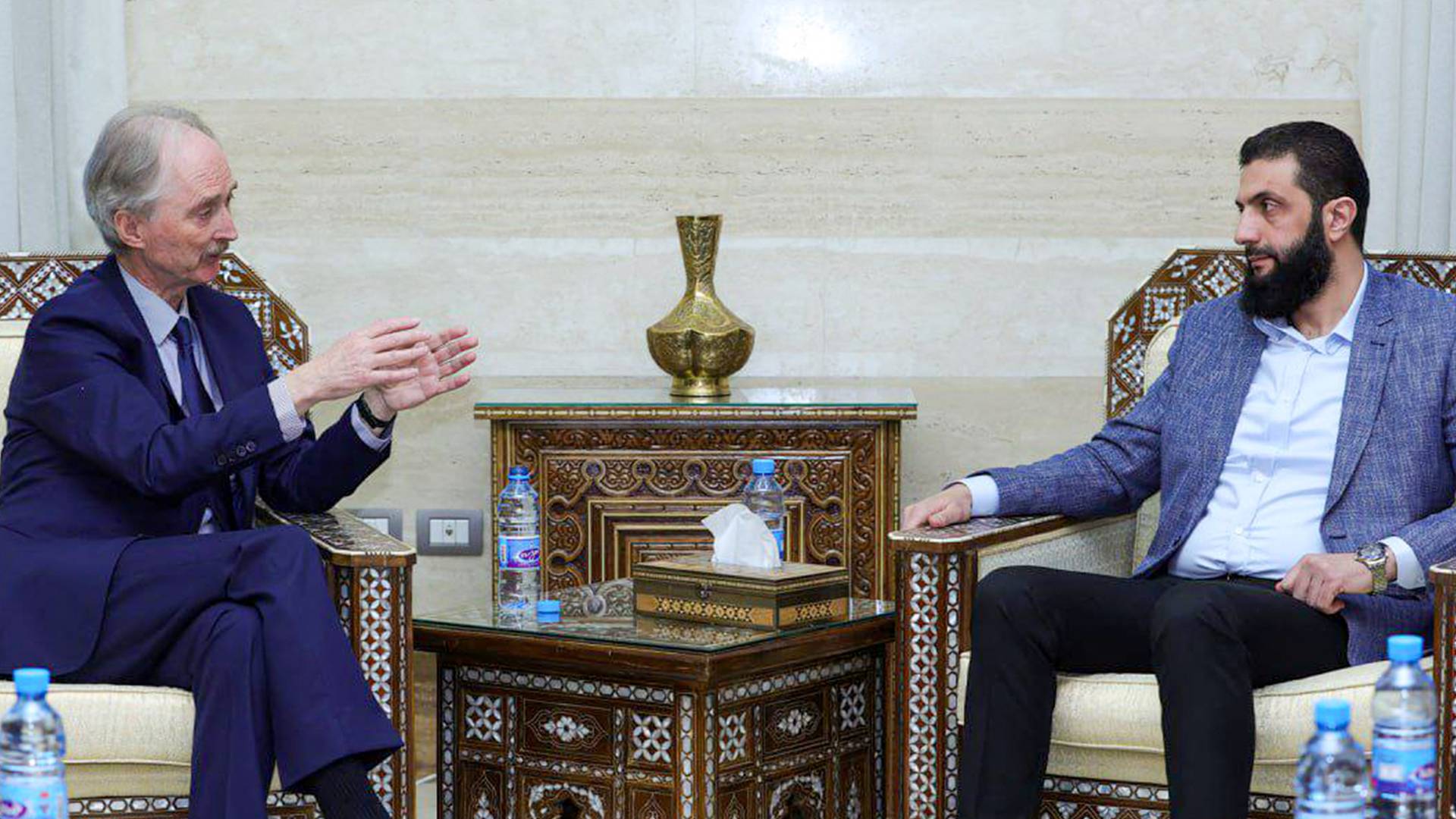 يلتقي مبعوث الأمم المتحدة إلى سوريا