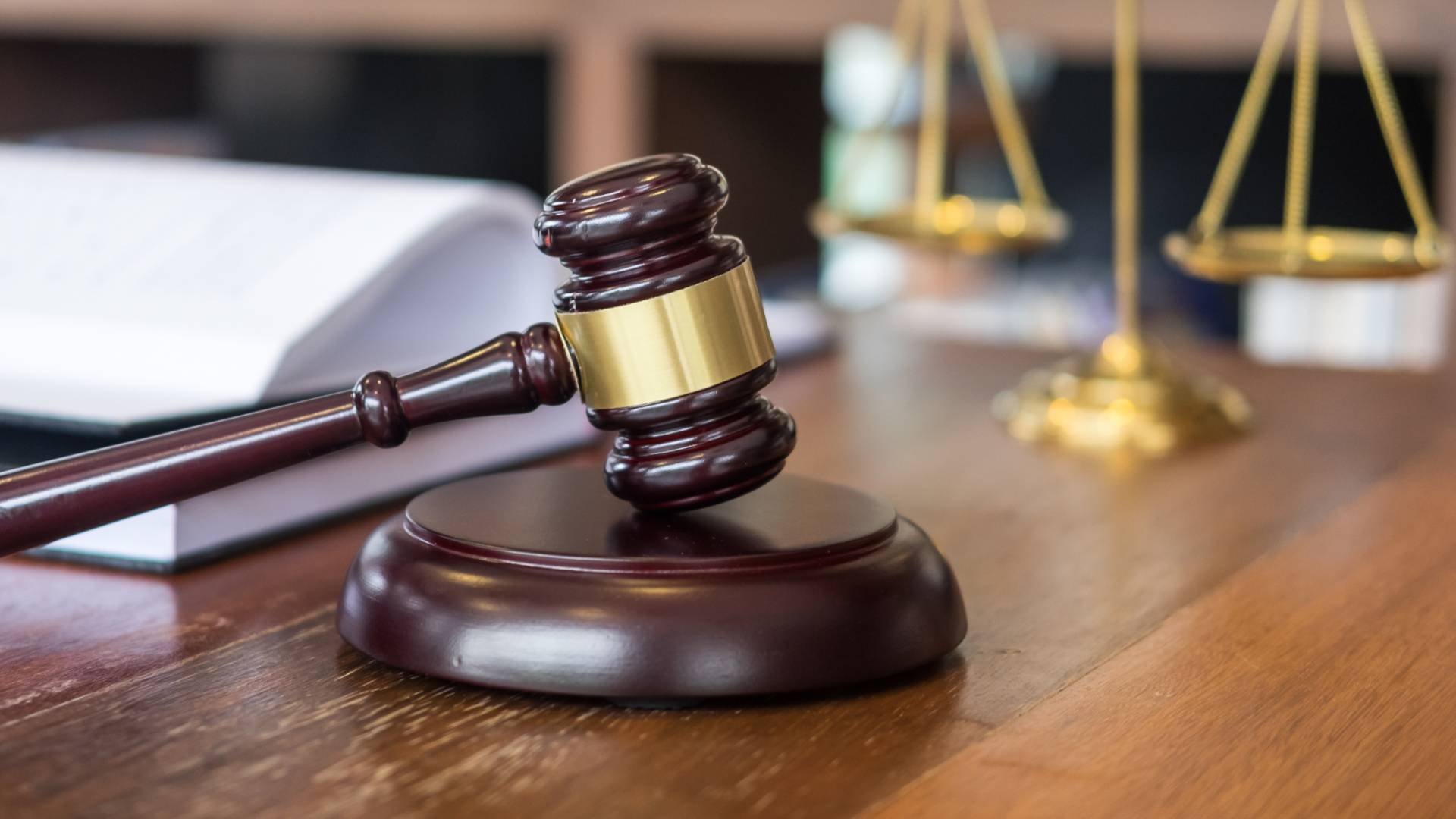 مطرقة قاض وسندان