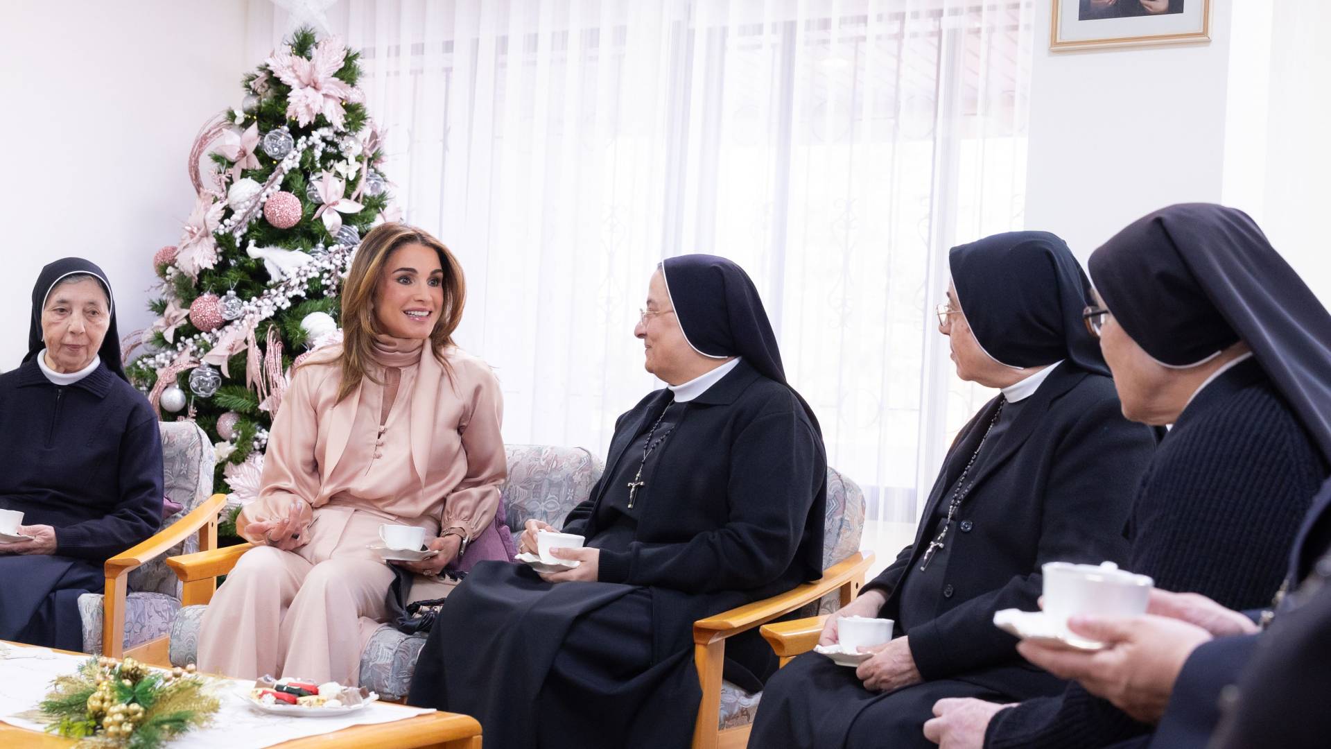 الملكة رانيا العبدلله لدى اجتماعها بالرهابات