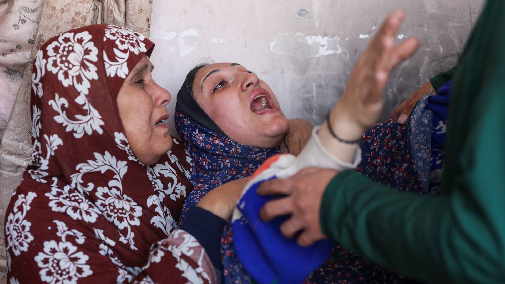 رد فعل النساء بعد غارة للاحتلال على مدرسة المجيدة الوسيلة الحكومية التابعة للأونروا في غزة - AFP