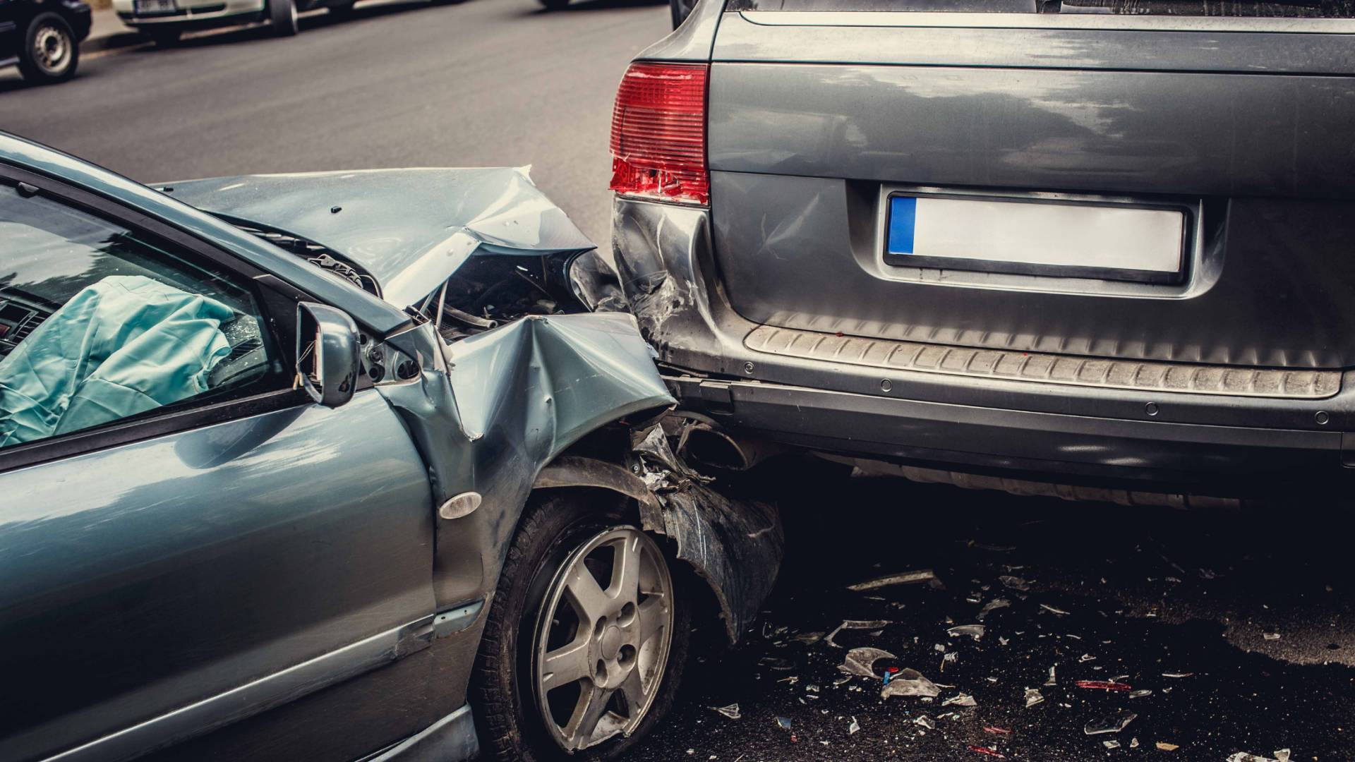 صورة تعبر عن اصطدام بين مركبتين