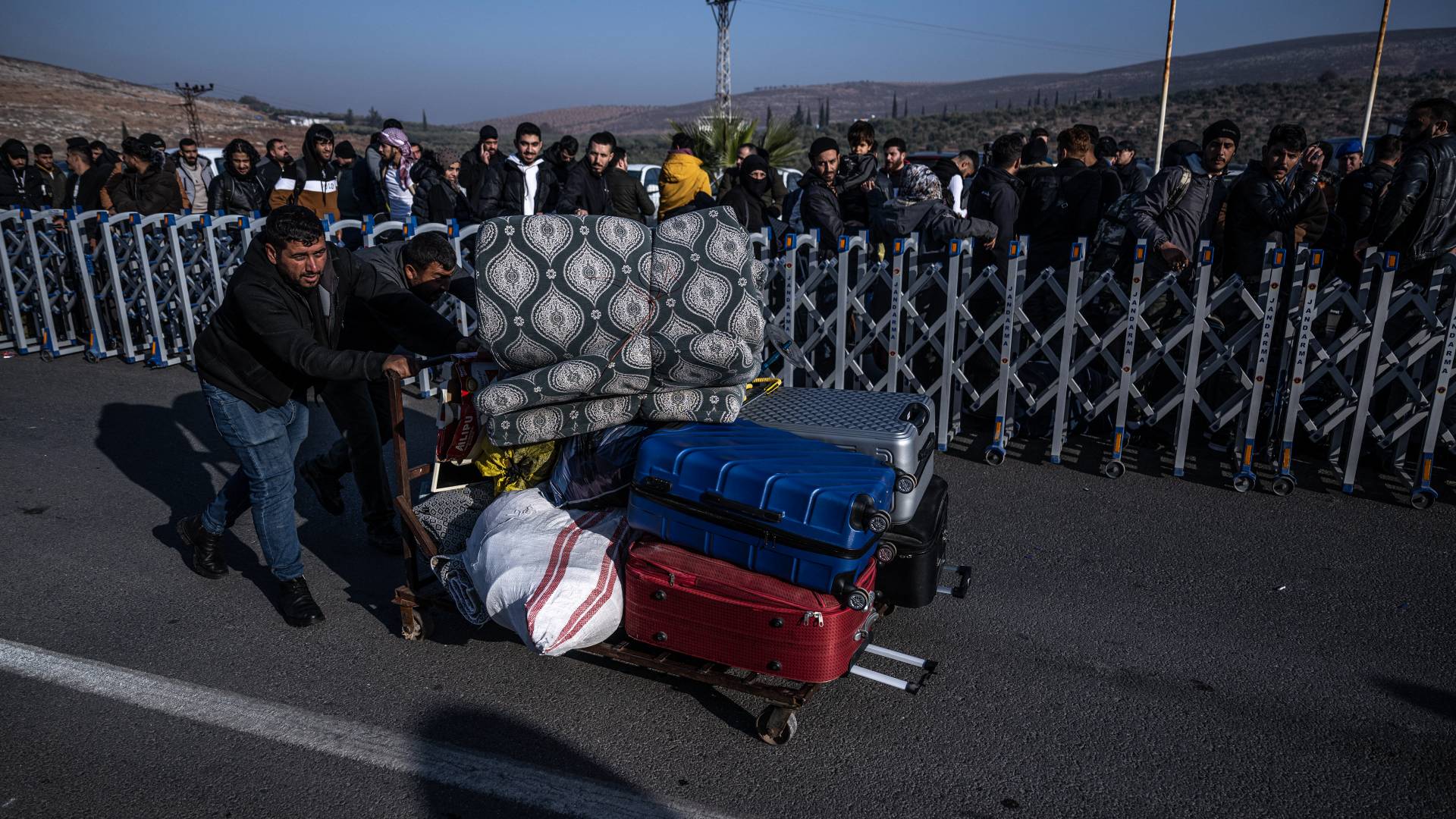 سوريون يستعدون للدخول إلى سوريا عبر منطقة ريحانلي في ولاية هاتاي