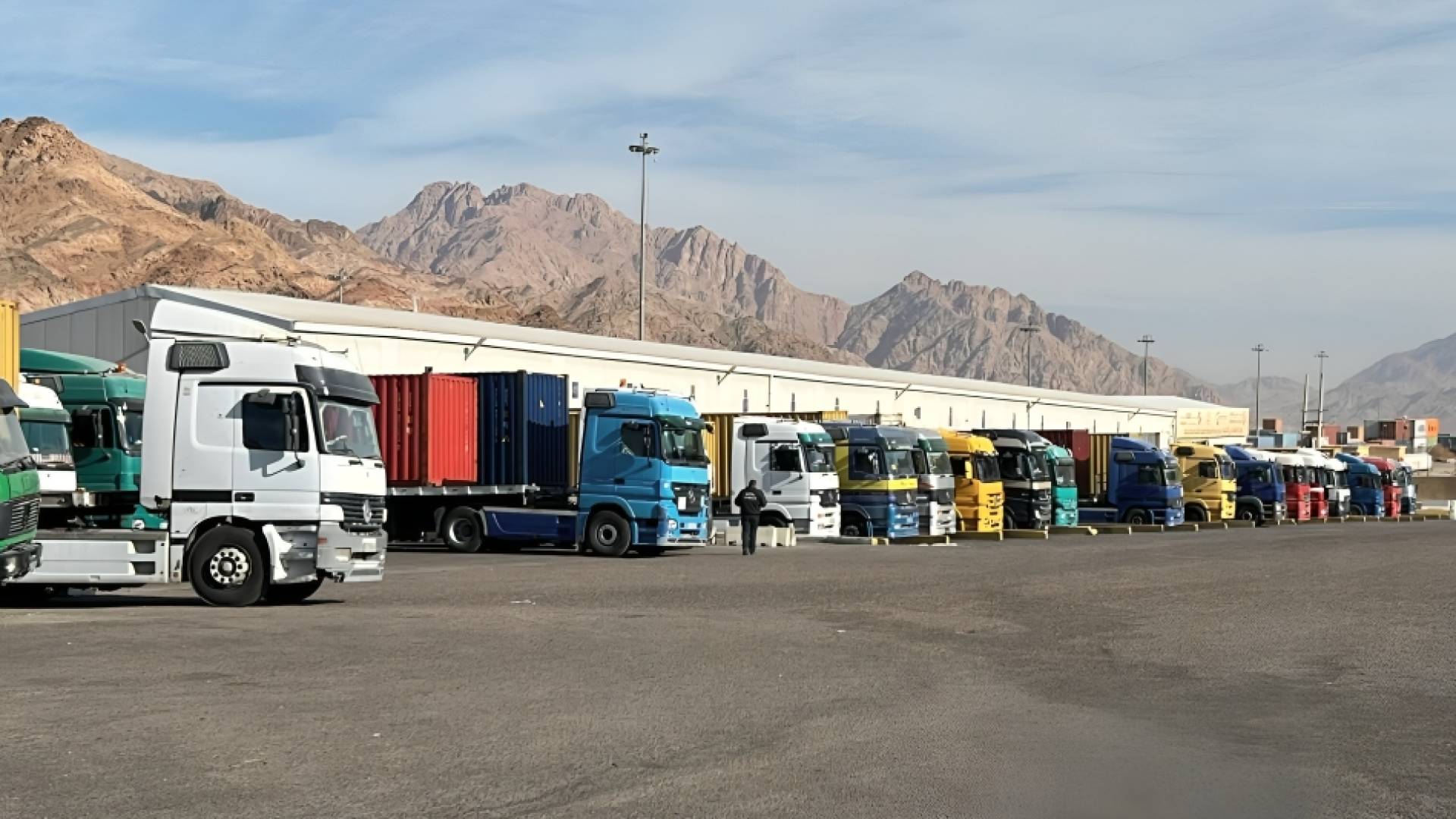 شاحنات محملة بحاويات إلى سوريا