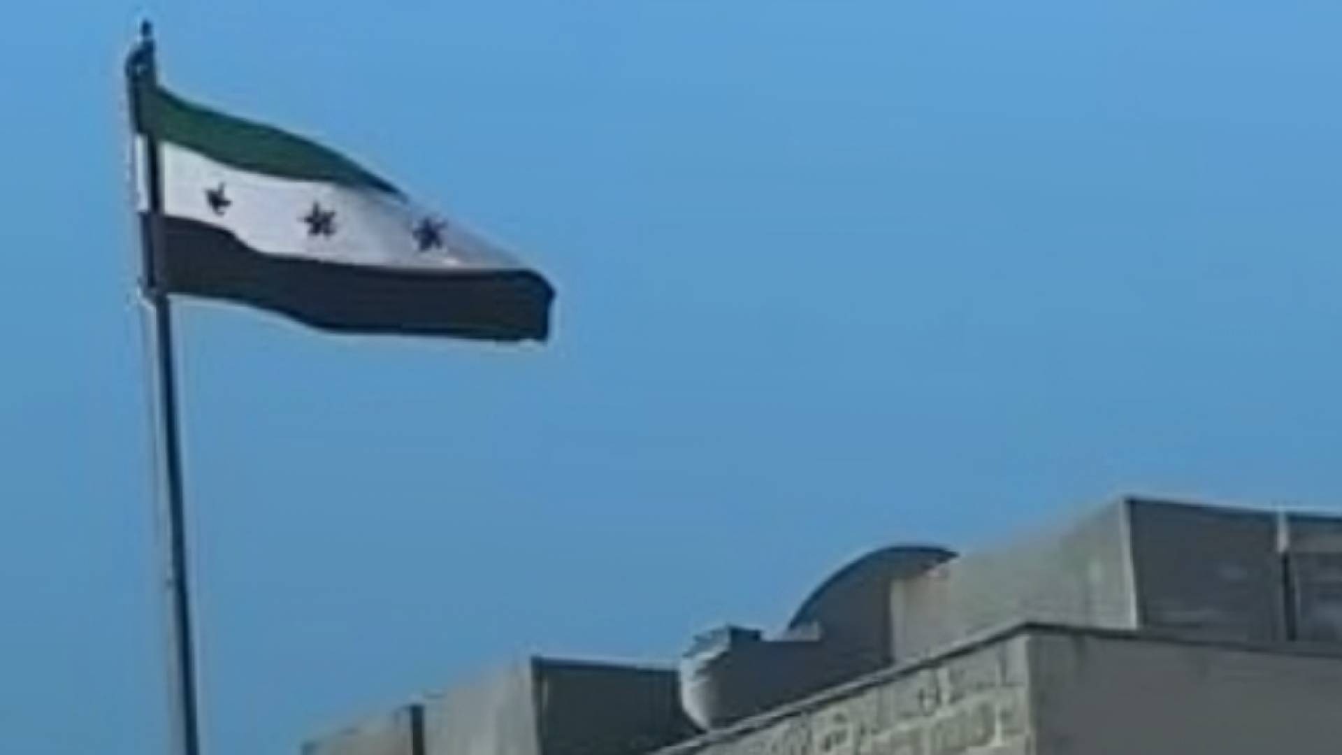 رفع العلم السوري الجديد على مبنى السفارة السورية في الأردن