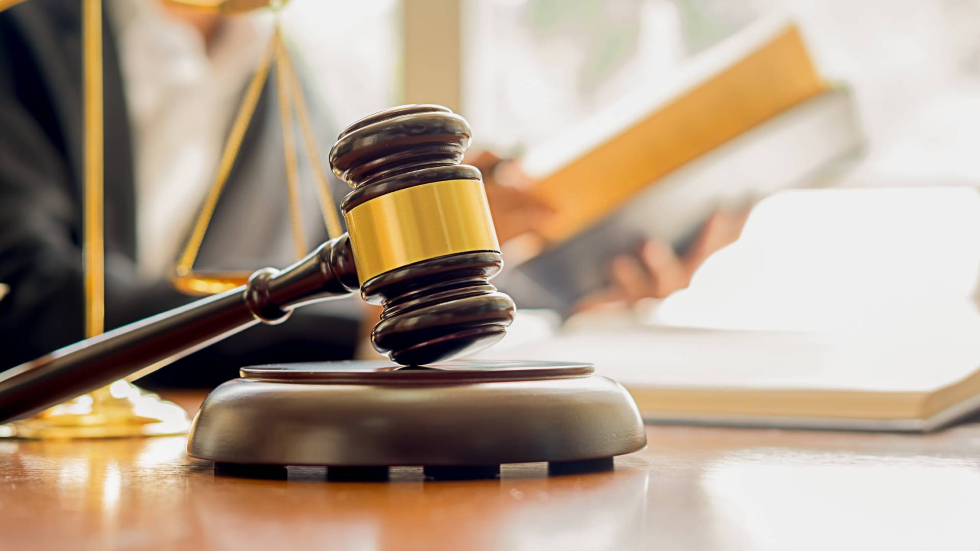 مطرقة قاض وسندان