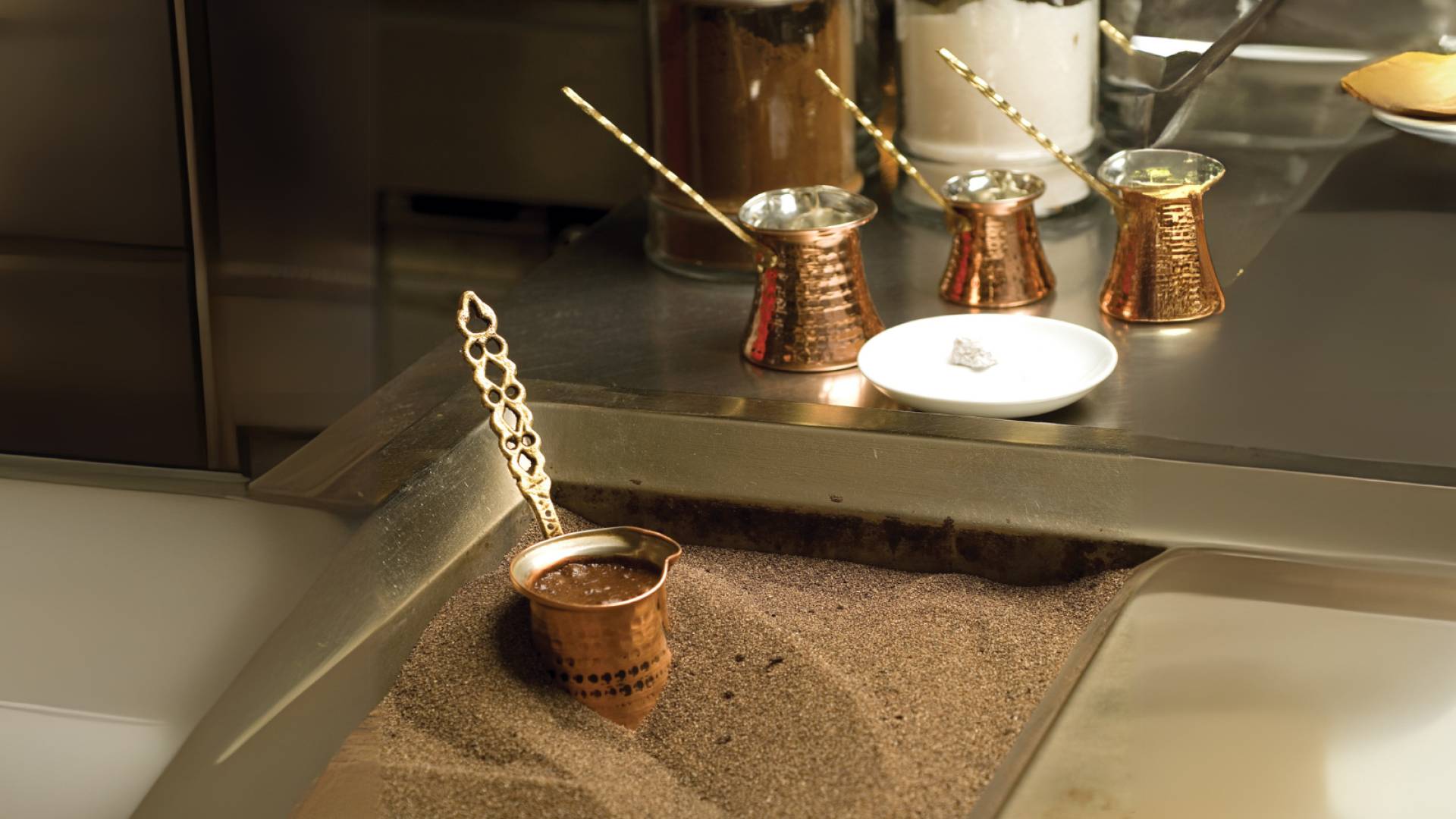 صورة تظهر تحضير مشروب القهوة