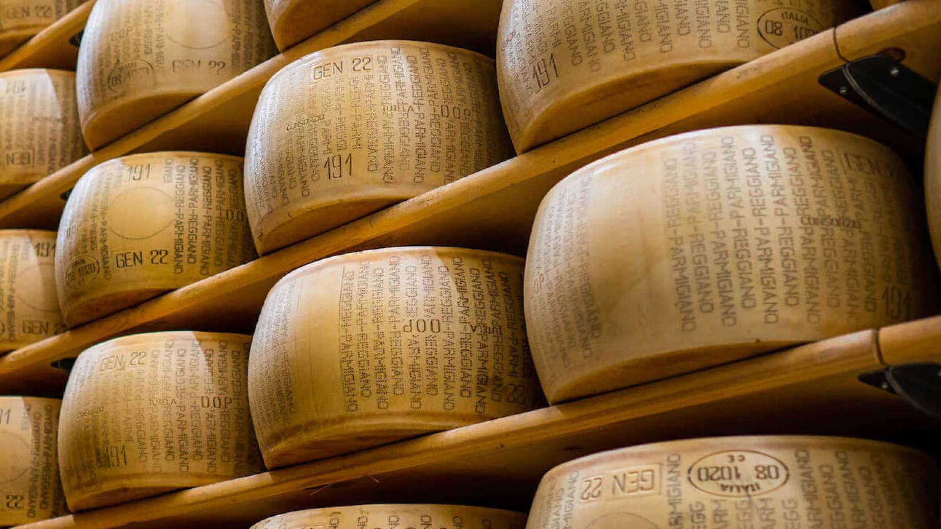 مصنع لجبنة البارميزان الإيطالية