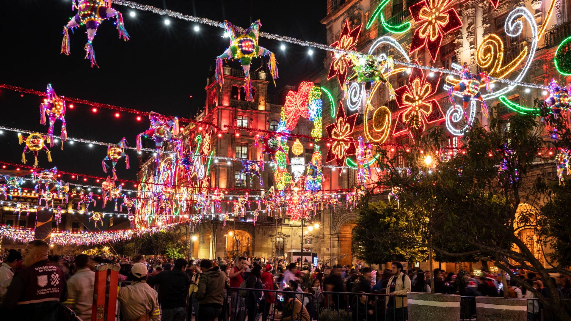 يحضر الناس حفل افتتاح إضاءة ساحة إل زوكالو كجزء من احتفالات حكومة مدينة مكسيكو سيتي بعيد الميلاد