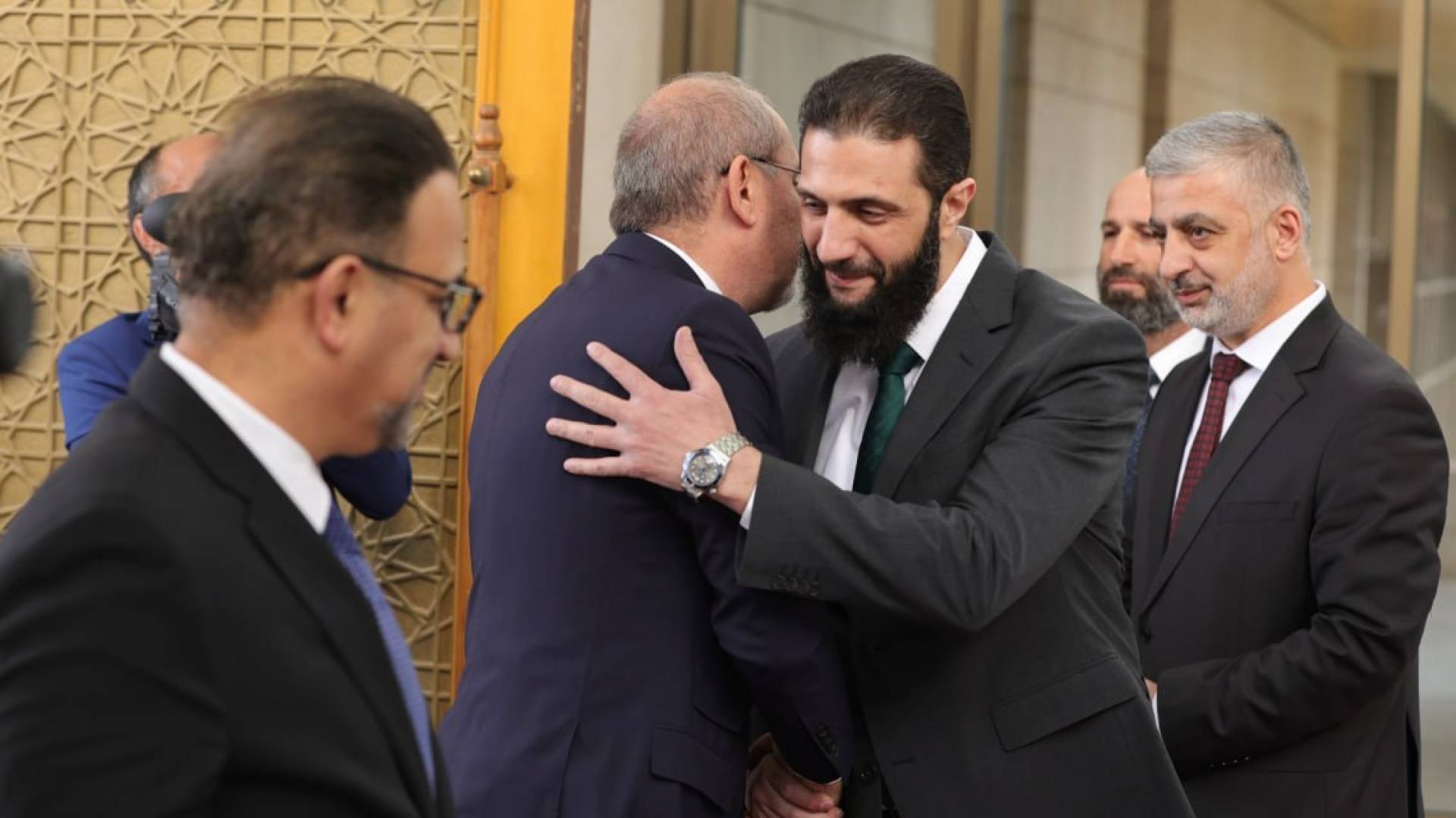 خلال لقاء زيارة وزير الخارجية أيمن الصفدي القائد العام للإدارة الجديدة في سوريا أحمد الشرع