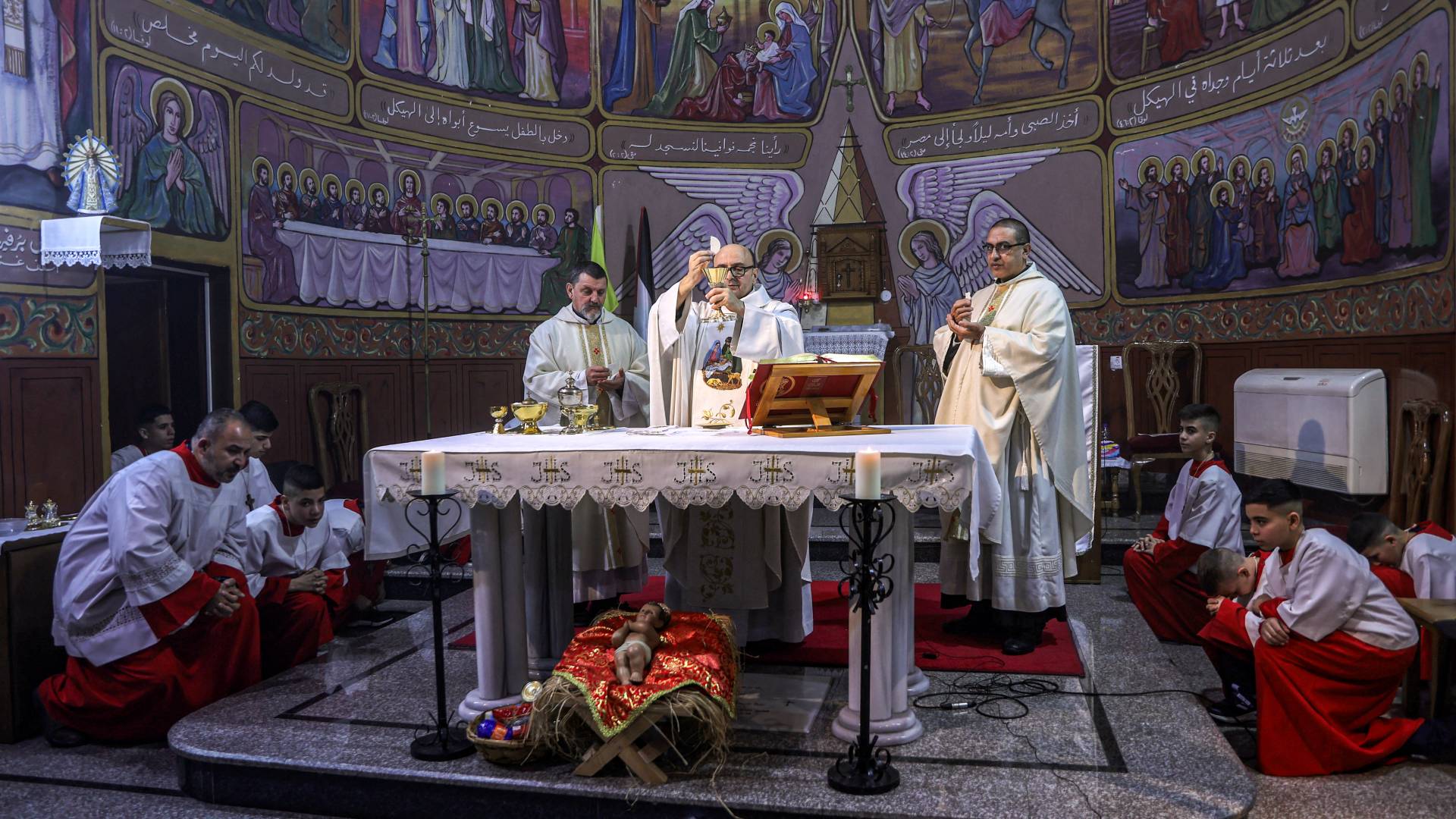 الأب غابرييل رومانيلي كاهن رعية كنيسة العائلة المقدسة للروم الكاثوليك في حي الزيتون بقطاع غزة