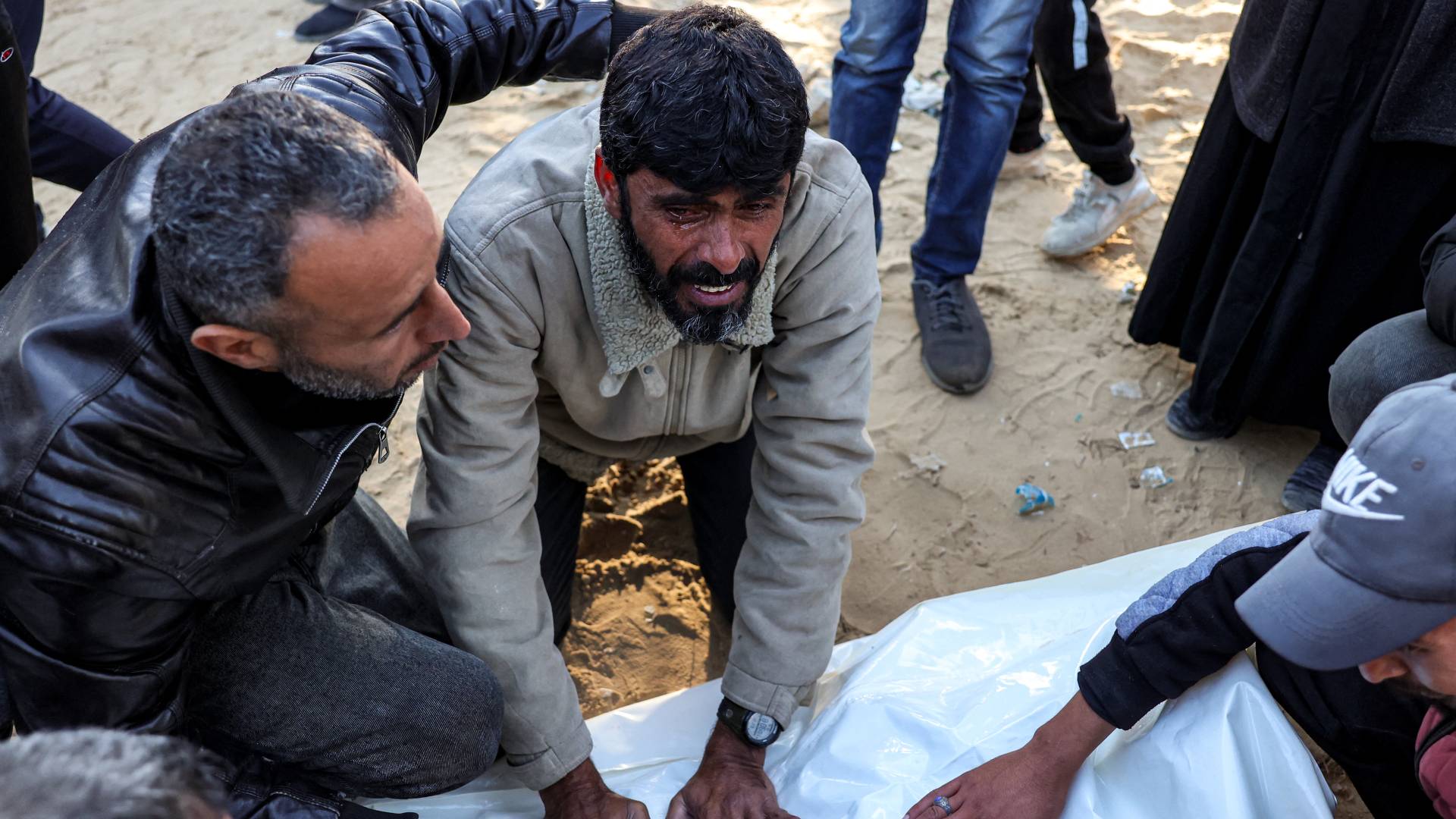 فلسطيني يبكي أحد أفراد عائلته في غزة