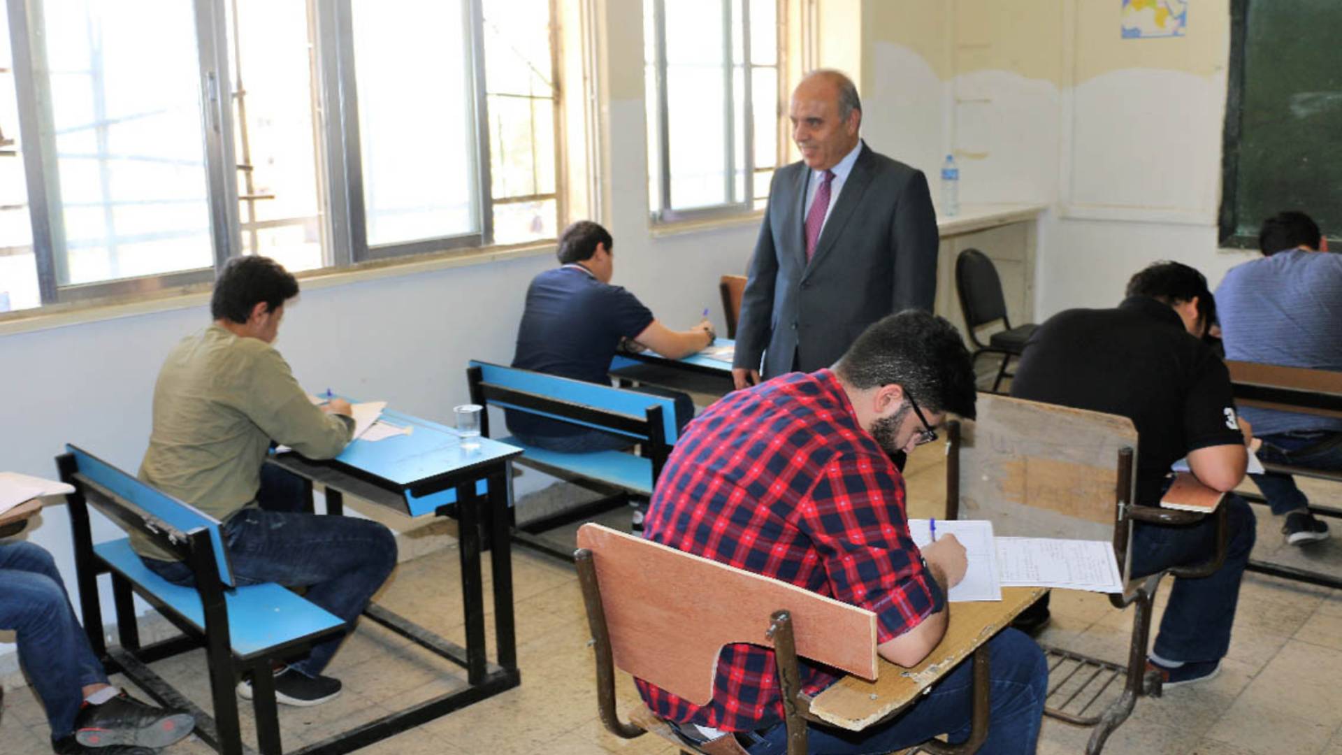 وزير التربية والتعليم في قاعات الامتحان "أرشيفية"