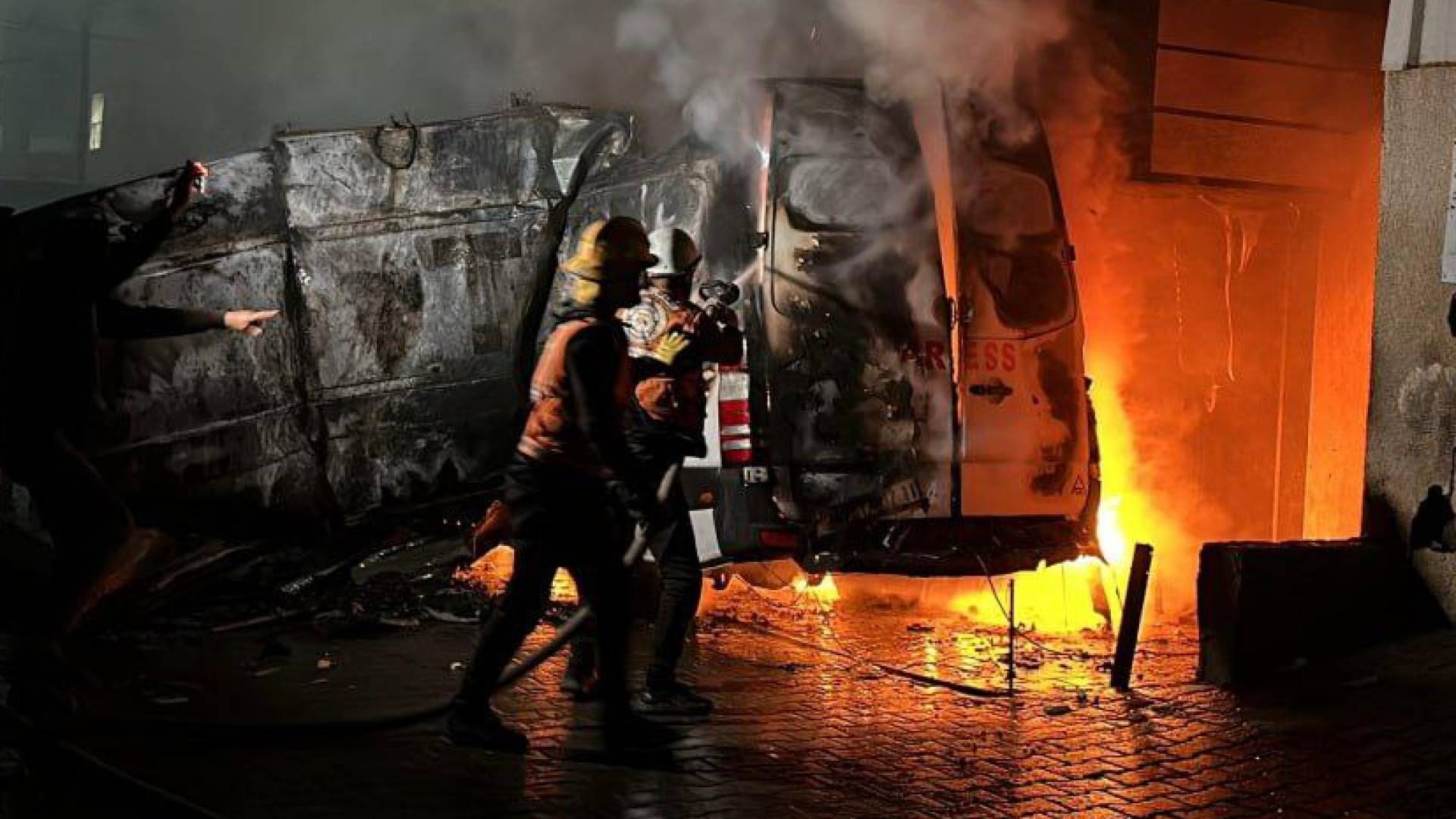 قصف مركبة الصحفيين في قطاع غزة