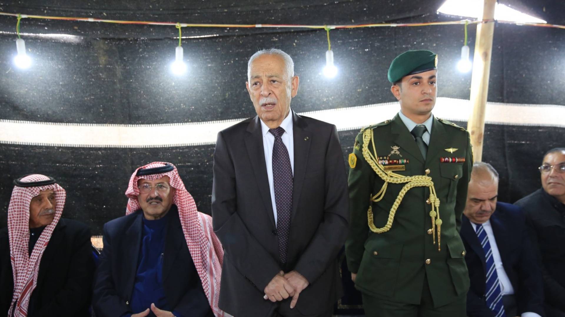 رئيس الديوان الملكي الهاشمي يوسف العيسوي يقدم واجب العزاء للشوابكة