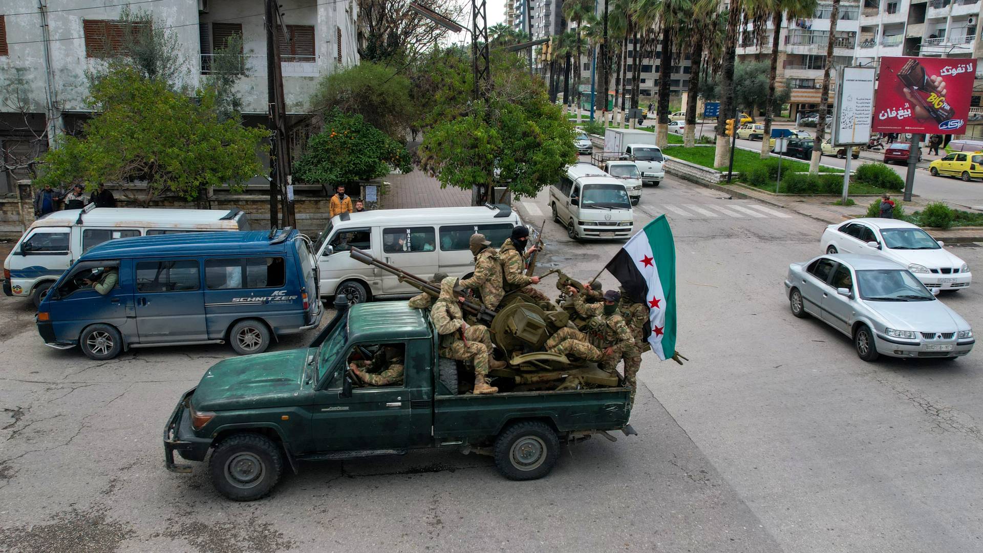 مقاتلون منتمون للإدارة السورية الجديدة في مدينة اللاذقية الساحلية الغربية في سوريا