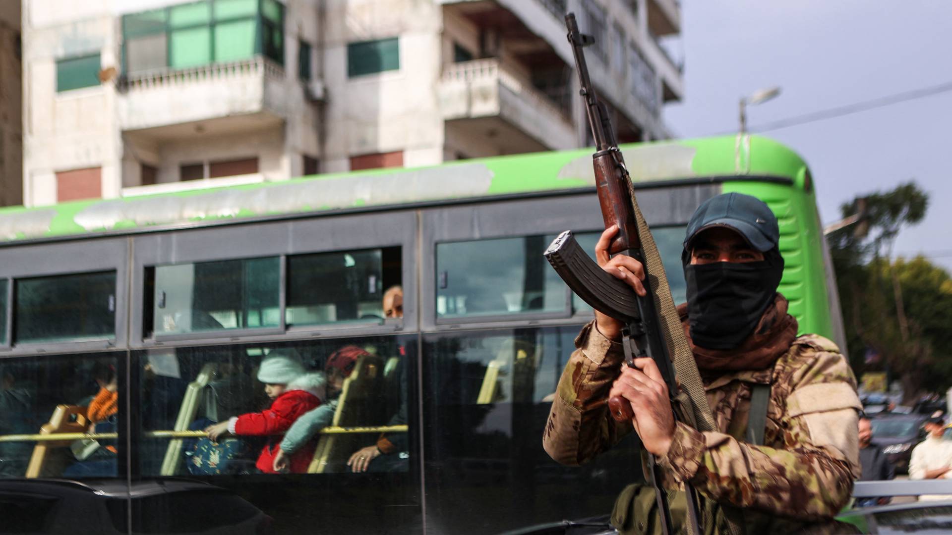 عنصر من إدارة العمليات العسكرية